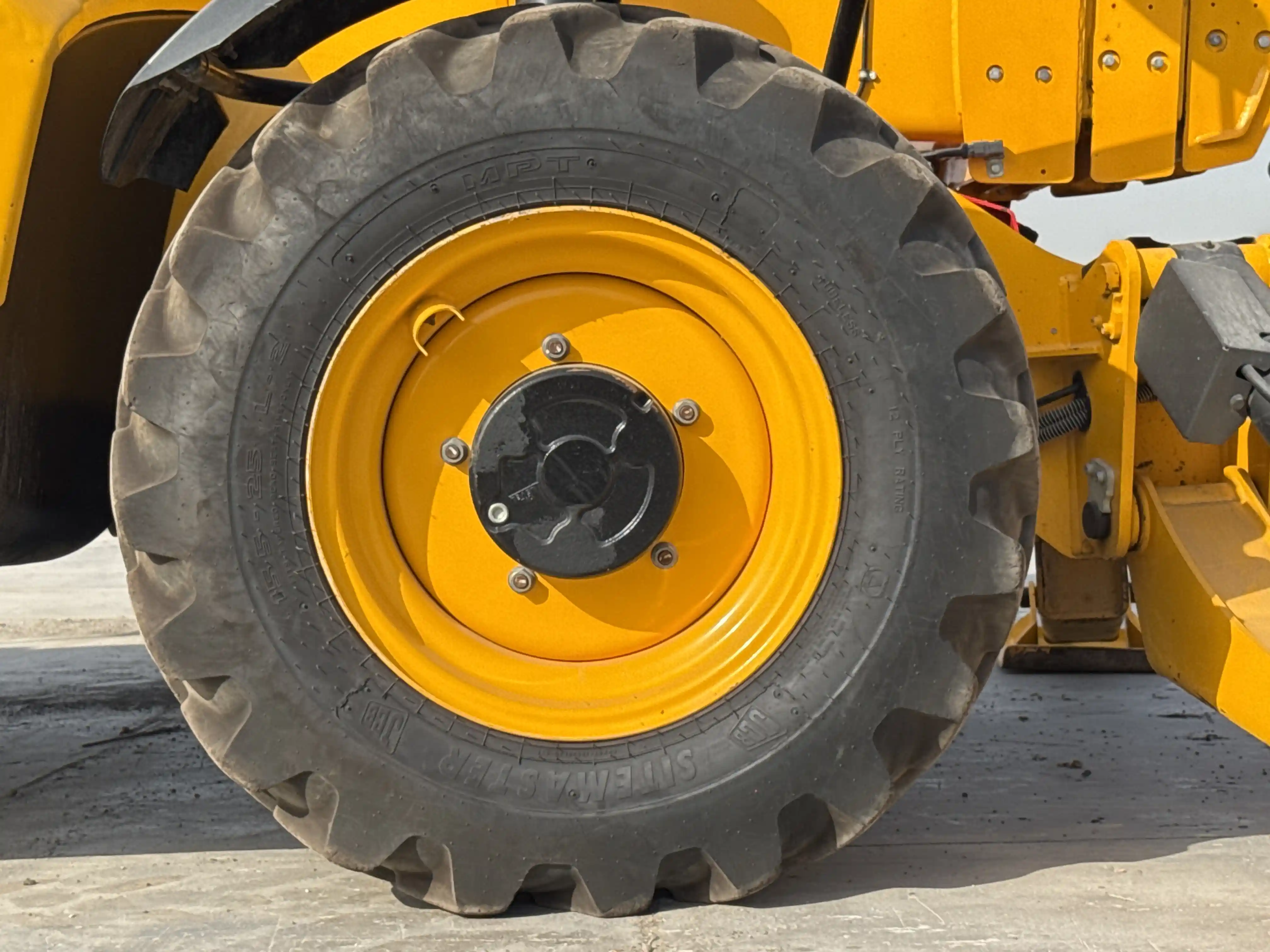 THM-001-JCB-540-170-telehandler-inspection-chassis-right-front-tire-wheel-hub-condition-1