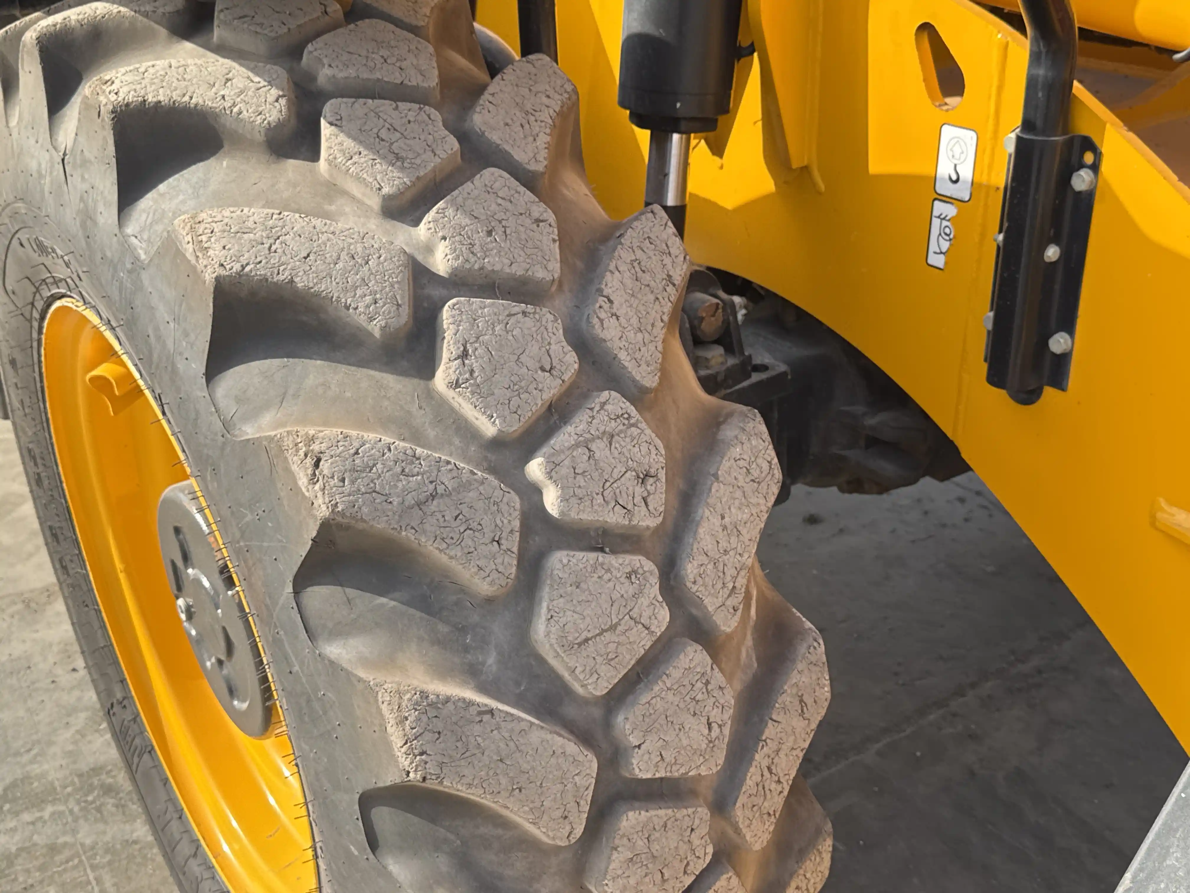 THM-001-JCB-540-170-telehandler-inspection-chassis-right-front-tire-wheel-hub-condition-2