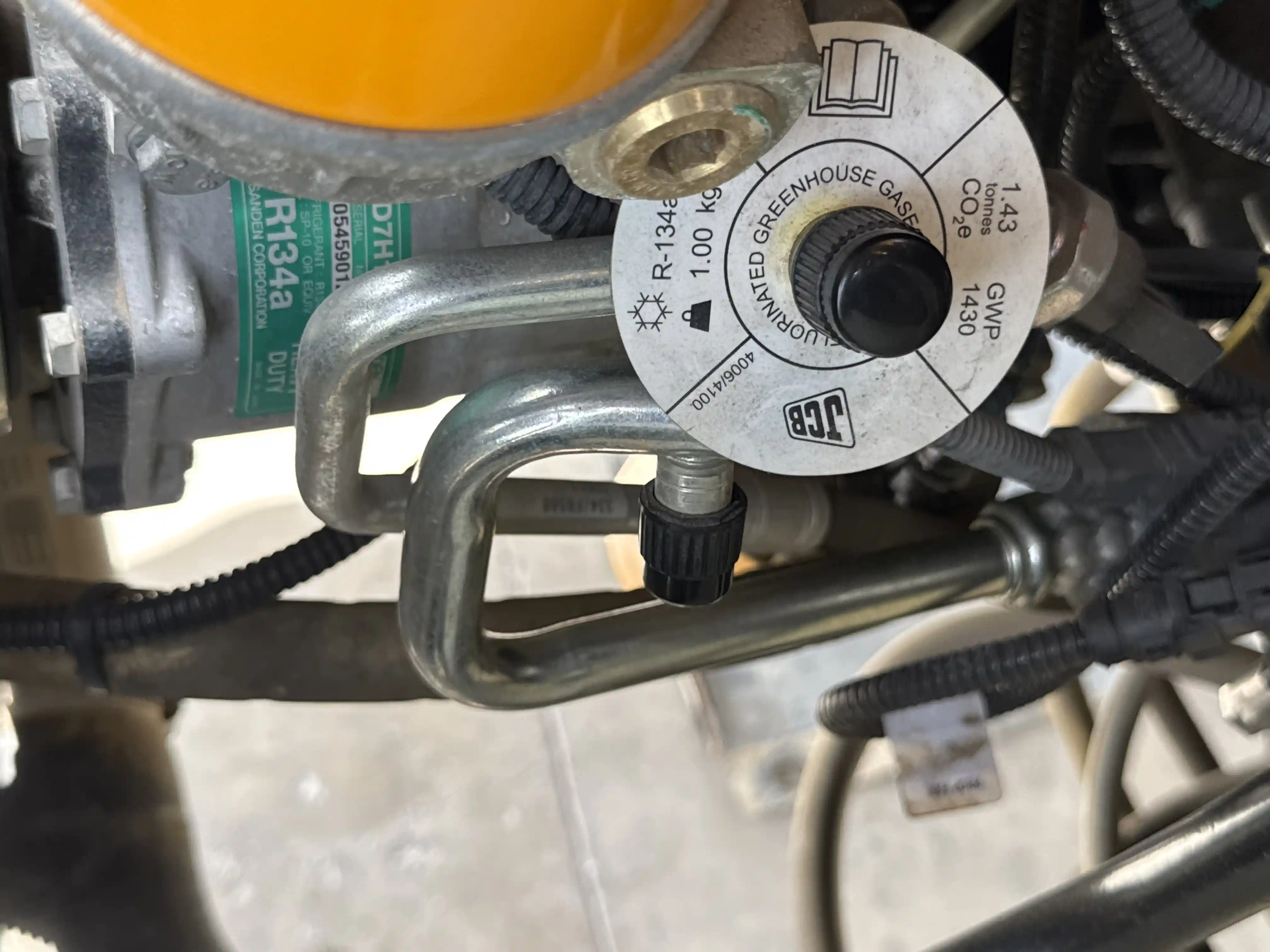 THM-001-JCB-540-170-telehandler-inspection-Air-conditioning-Refrigerant-lines-1