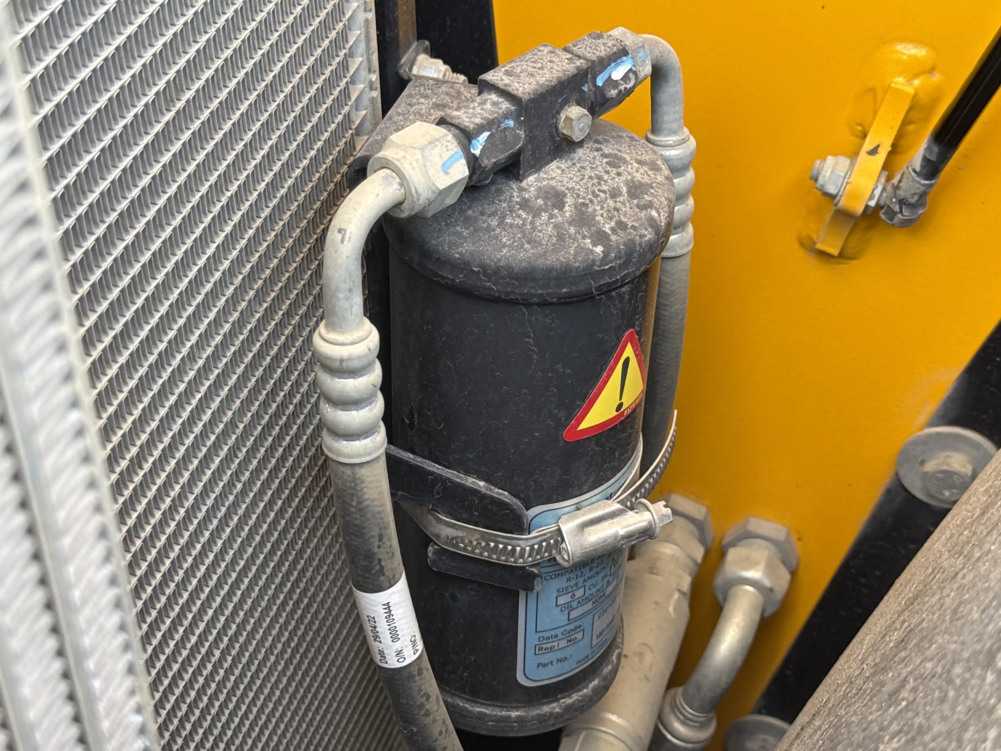 THM-001-JCB-540-170-telehandler-inspection-Air-conditioning-Refrigerant-lines-2