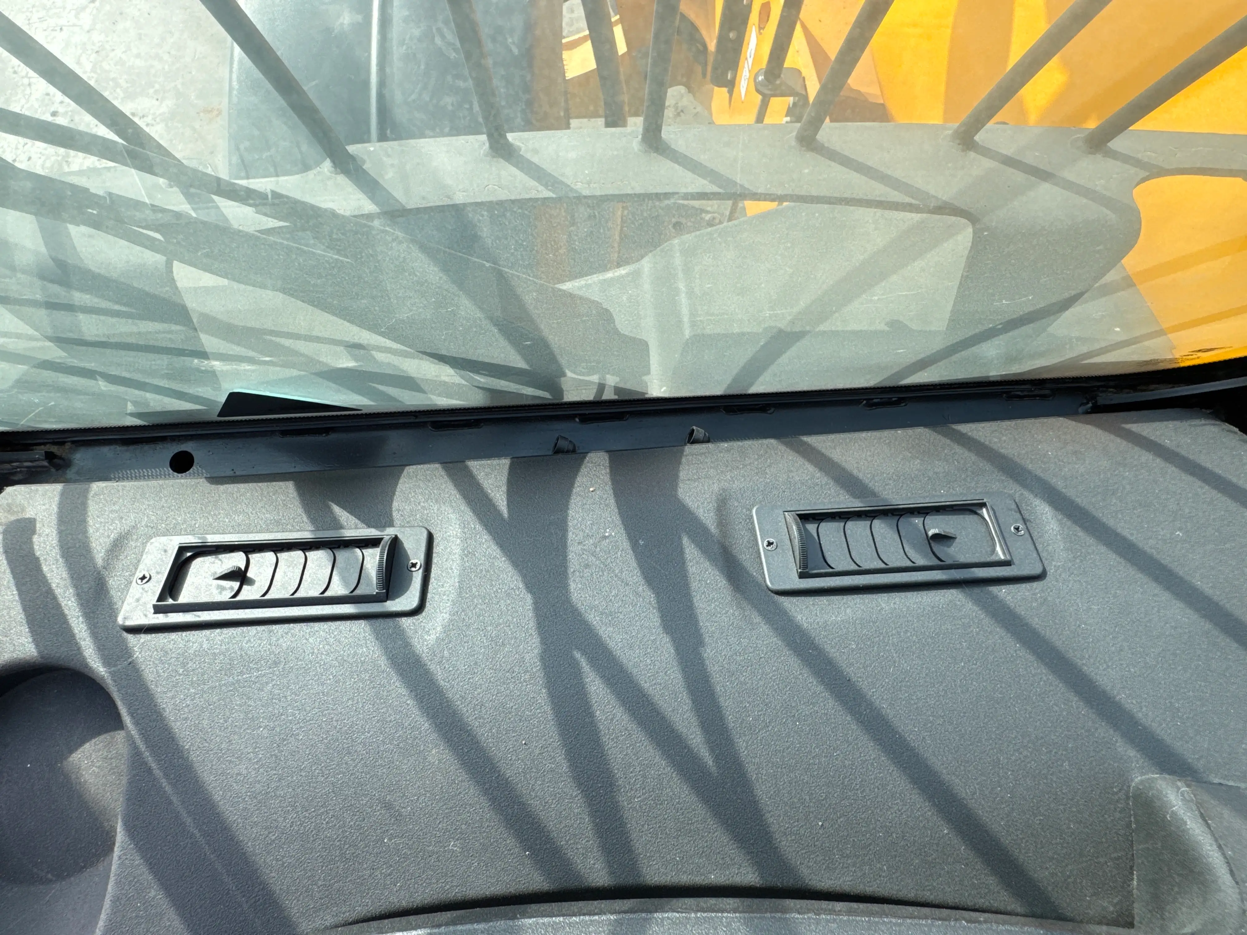 THM-001-JCB-540-170-telehandler-inspection-Air-conditioning-Vents-and-air-flow-2