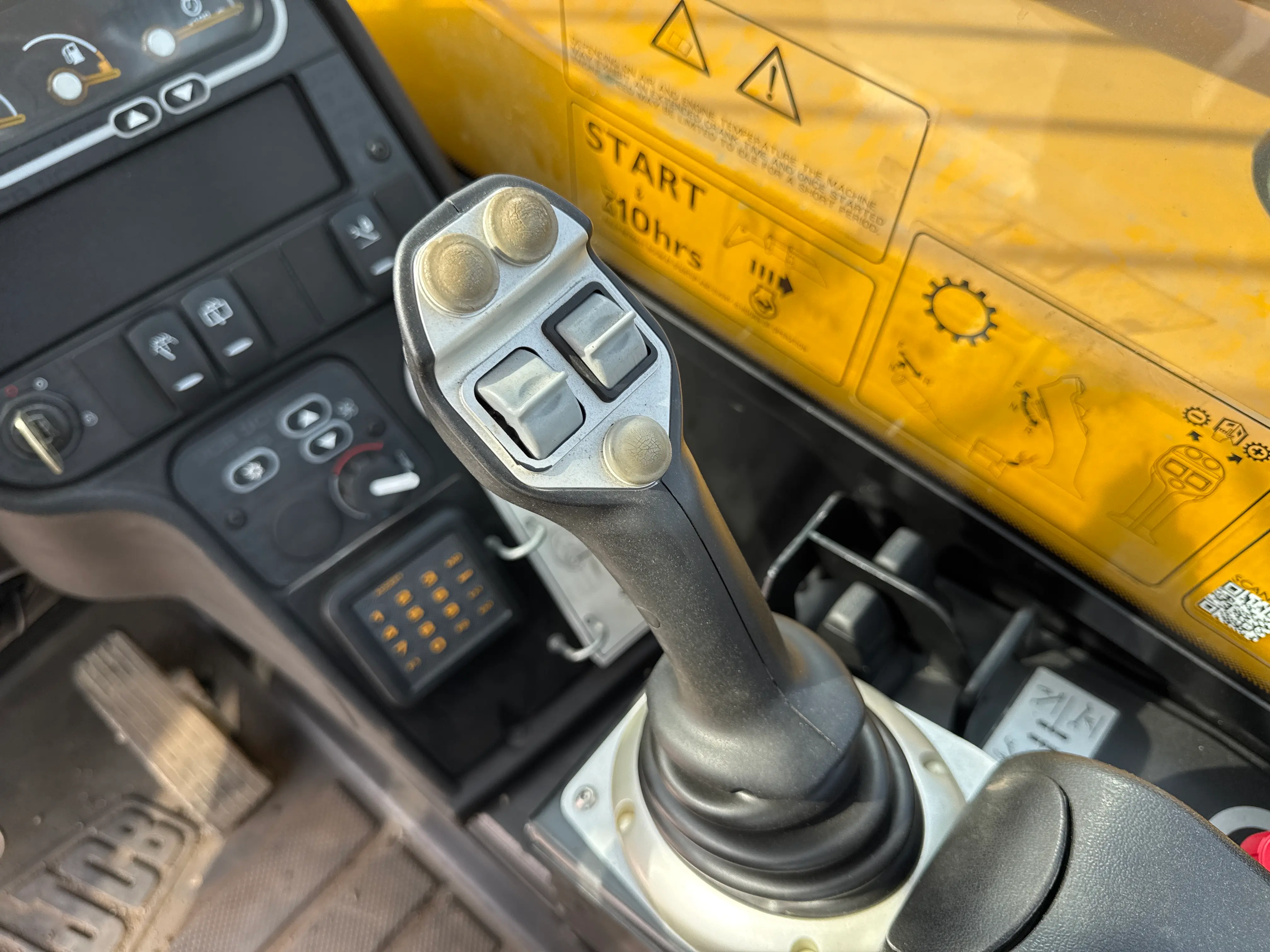 THM-001-JCB-540-170-telehandler-inspection-cabin-joysticks-1