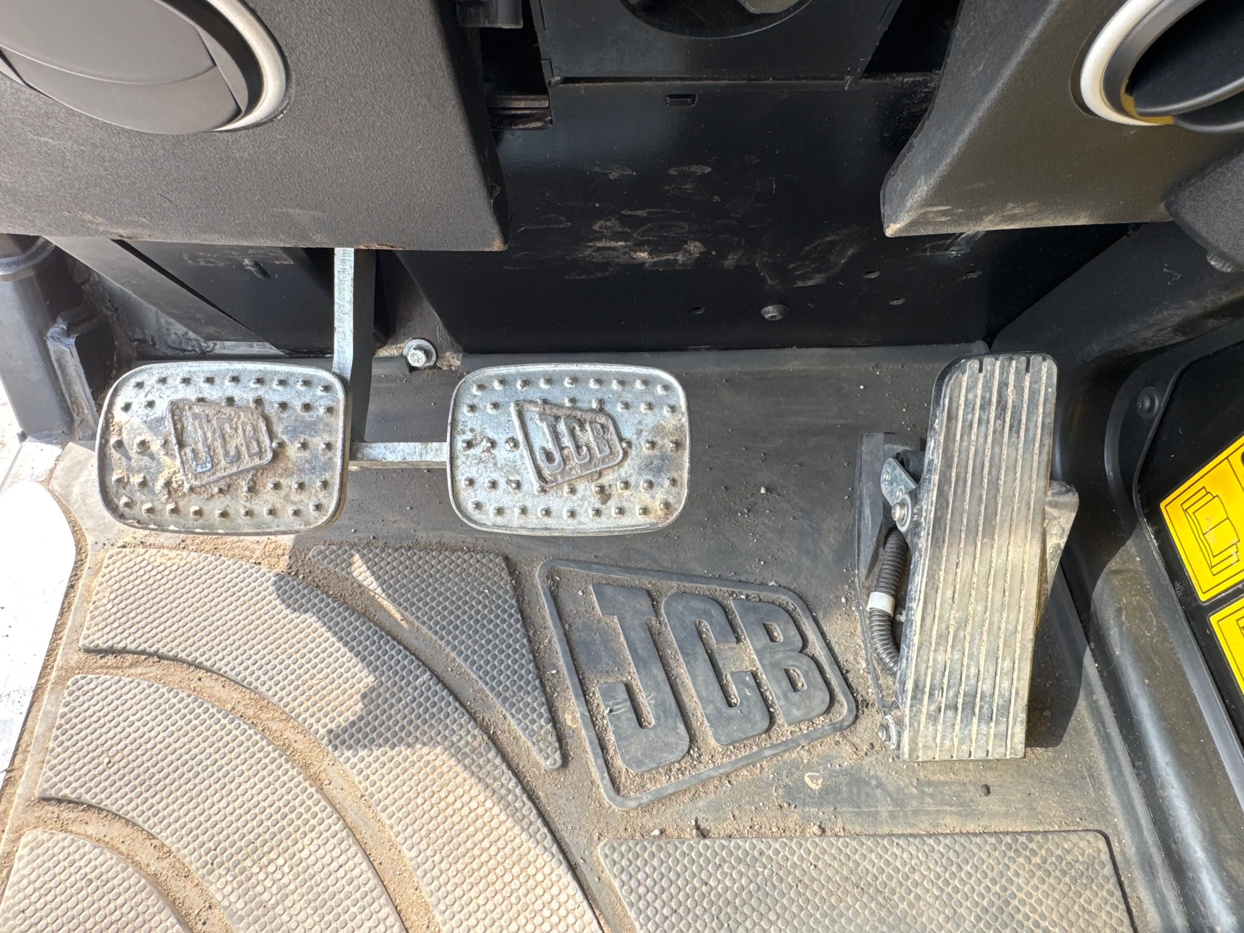 THM-001-JCB-540-170-telehandler-inspection-cabin-pedals-1