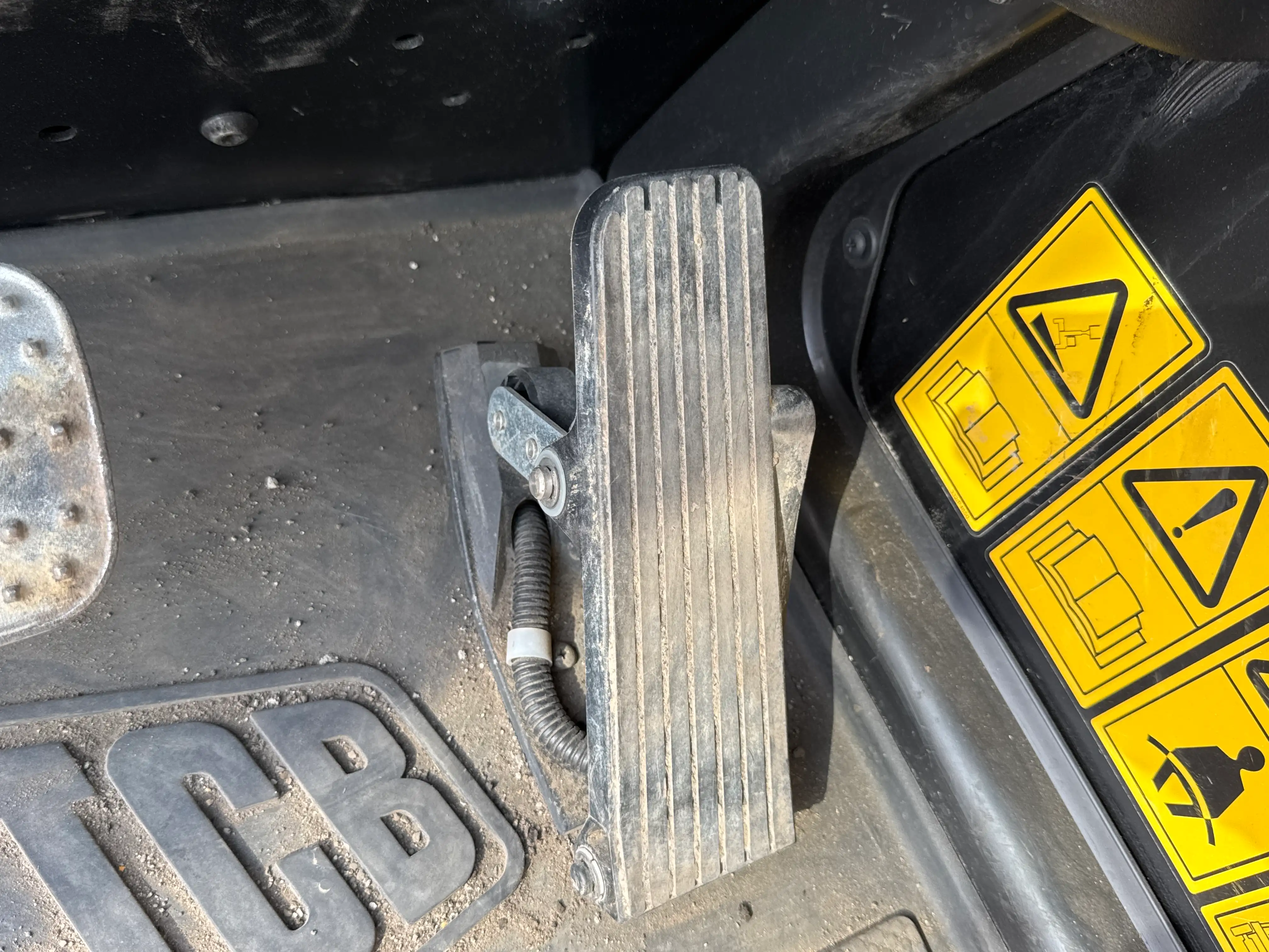 THM-001-JCB-540-170-telehandler-inspection-cabin-pedals-2
