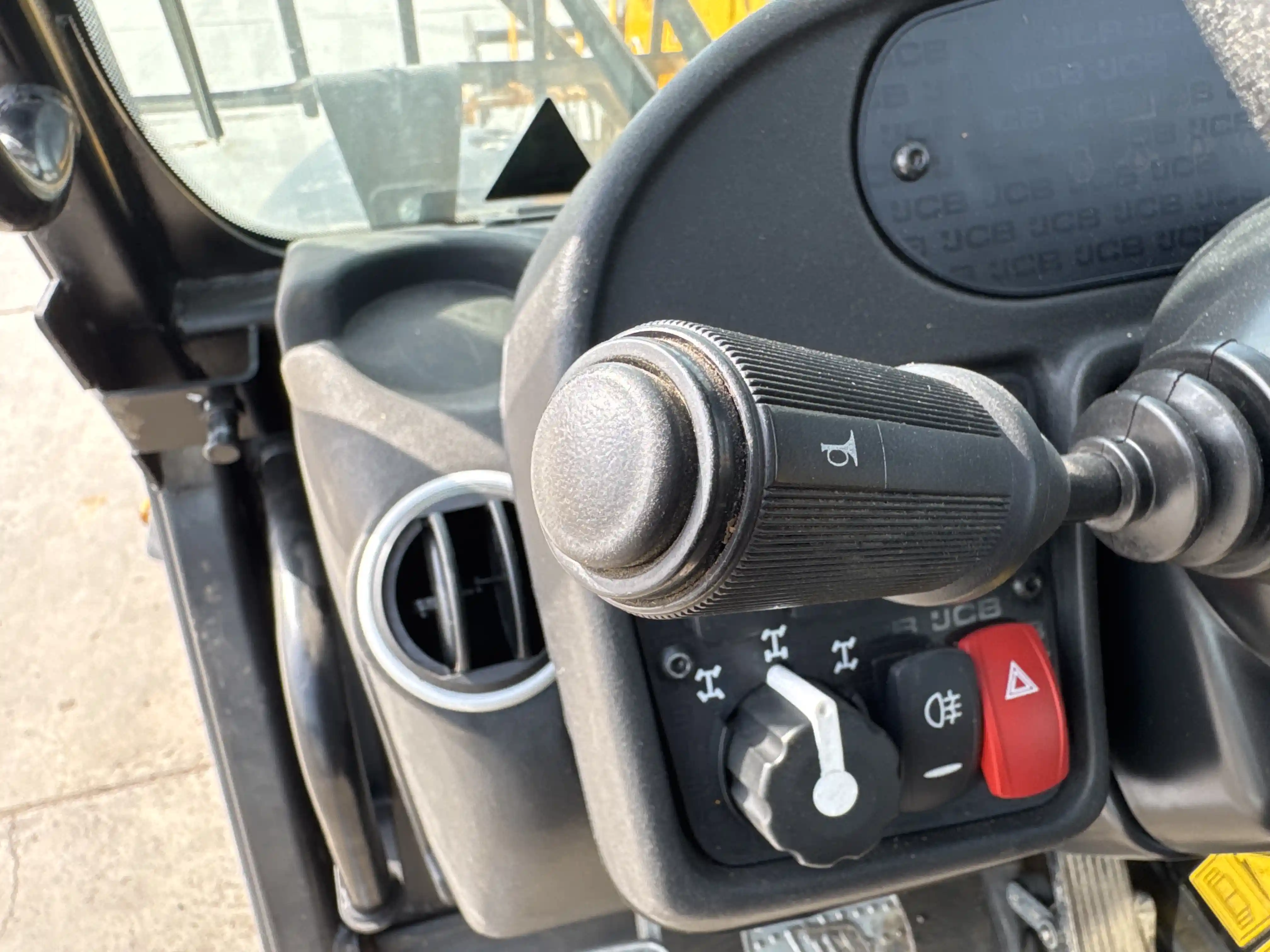 THM-001-JCB-540-170-telehandler-inspection-cabin-electronic-instrument-board-6