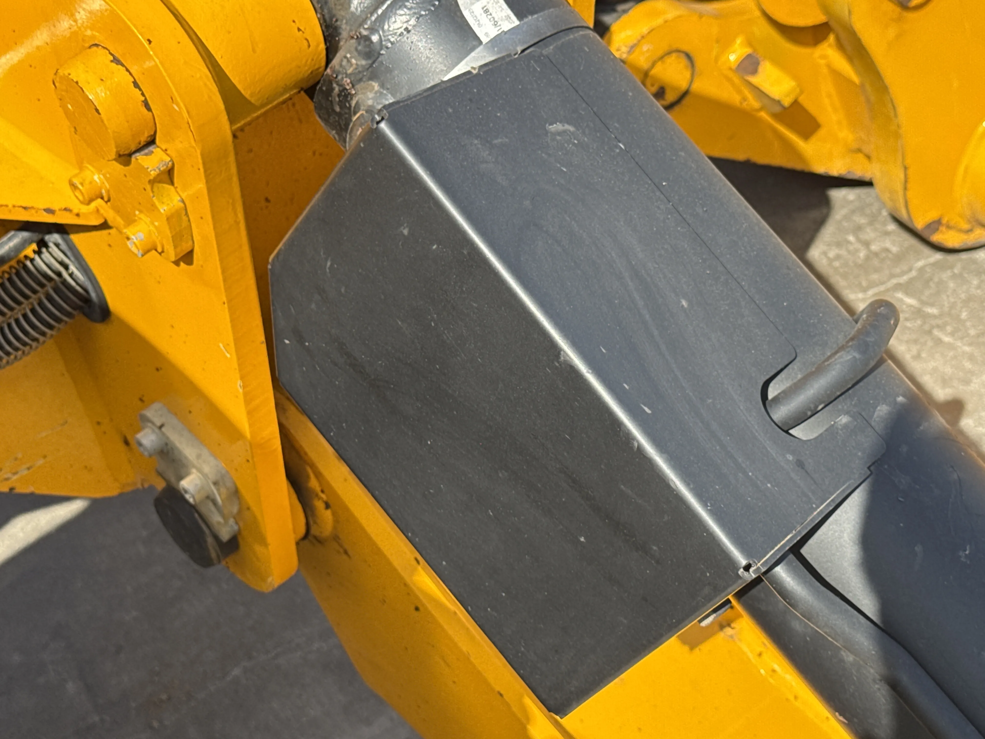 THM-002-JCB-540-170-telehandler-inspection-structure-sheet-metal-fiberglass-3