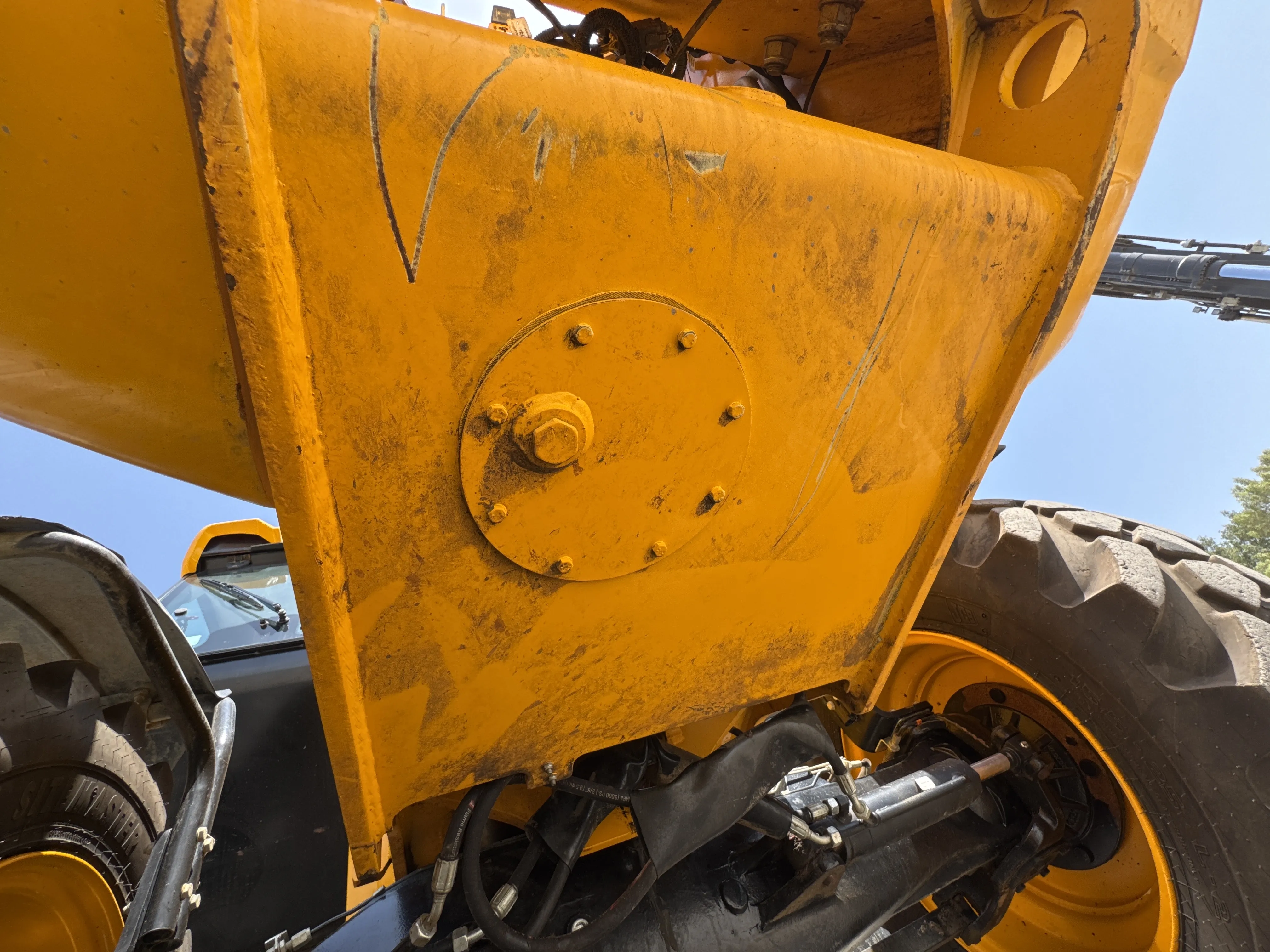 THM-002-JCB-540-170-telehandler-inspection-hydraulics-hydraulic-tank-2