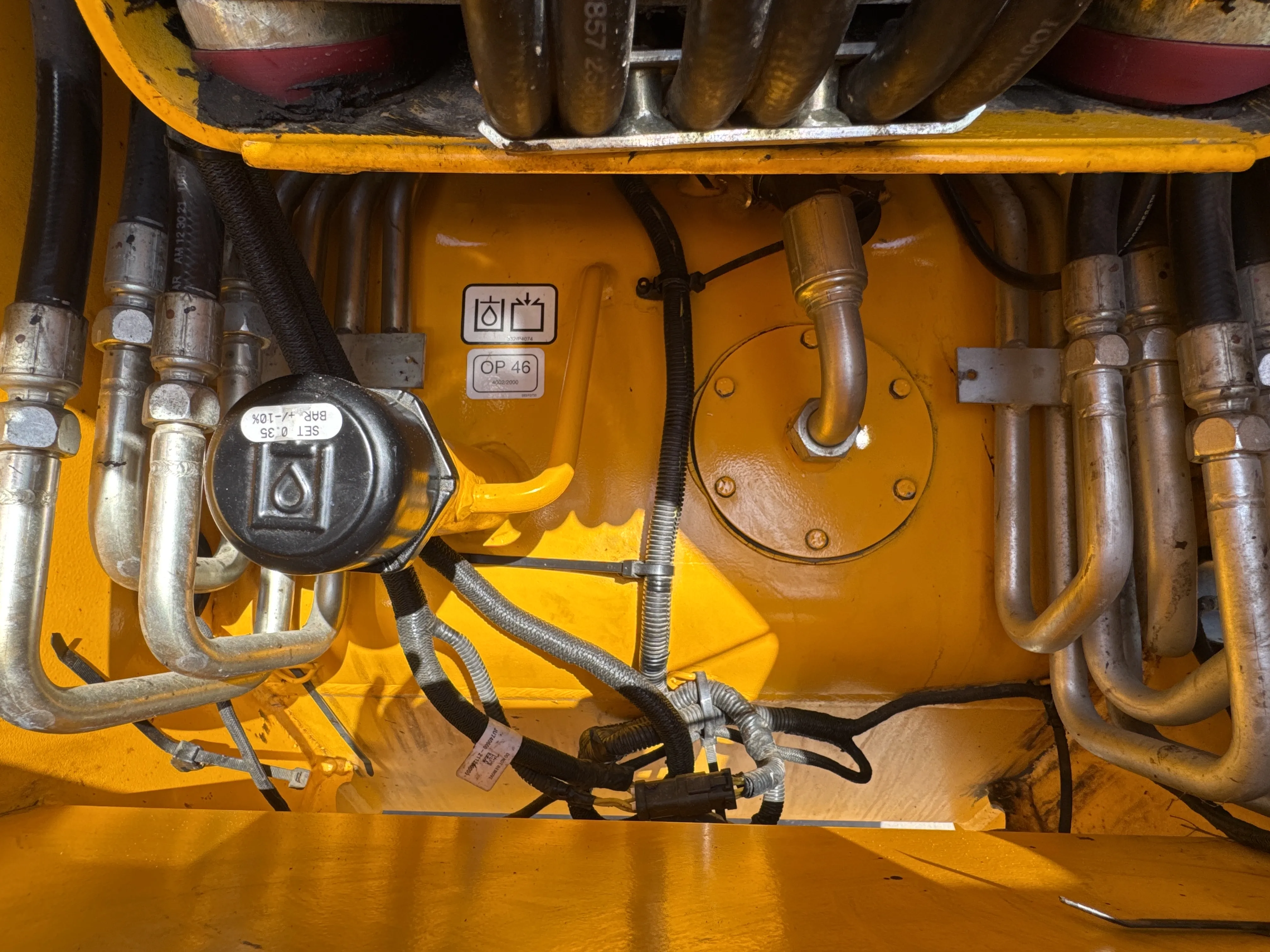 THM-002-JCB-540-170-telehandler-inspection-hydraulics-hydraulic-tank-3