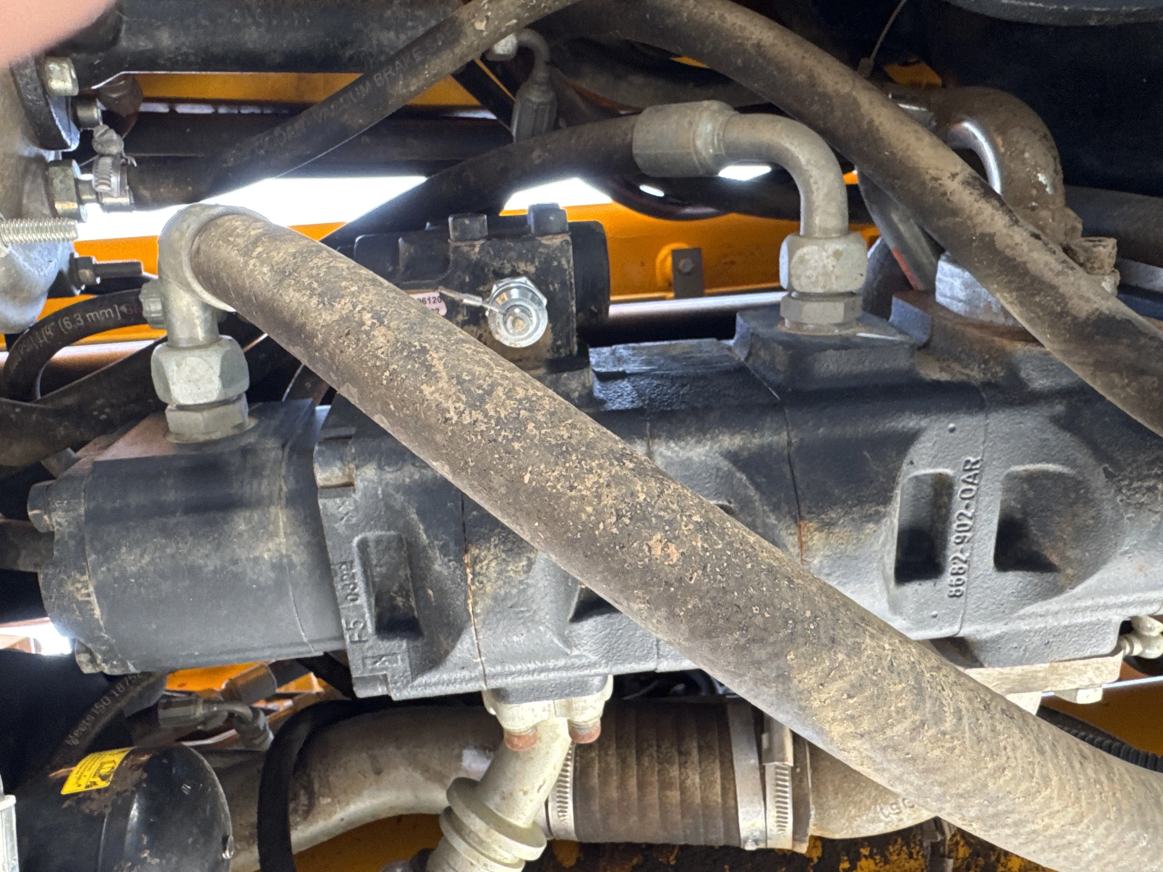 THM-002-JCB-540-170-telehandler-inspection-hydraulics-hydraulic-pump-2