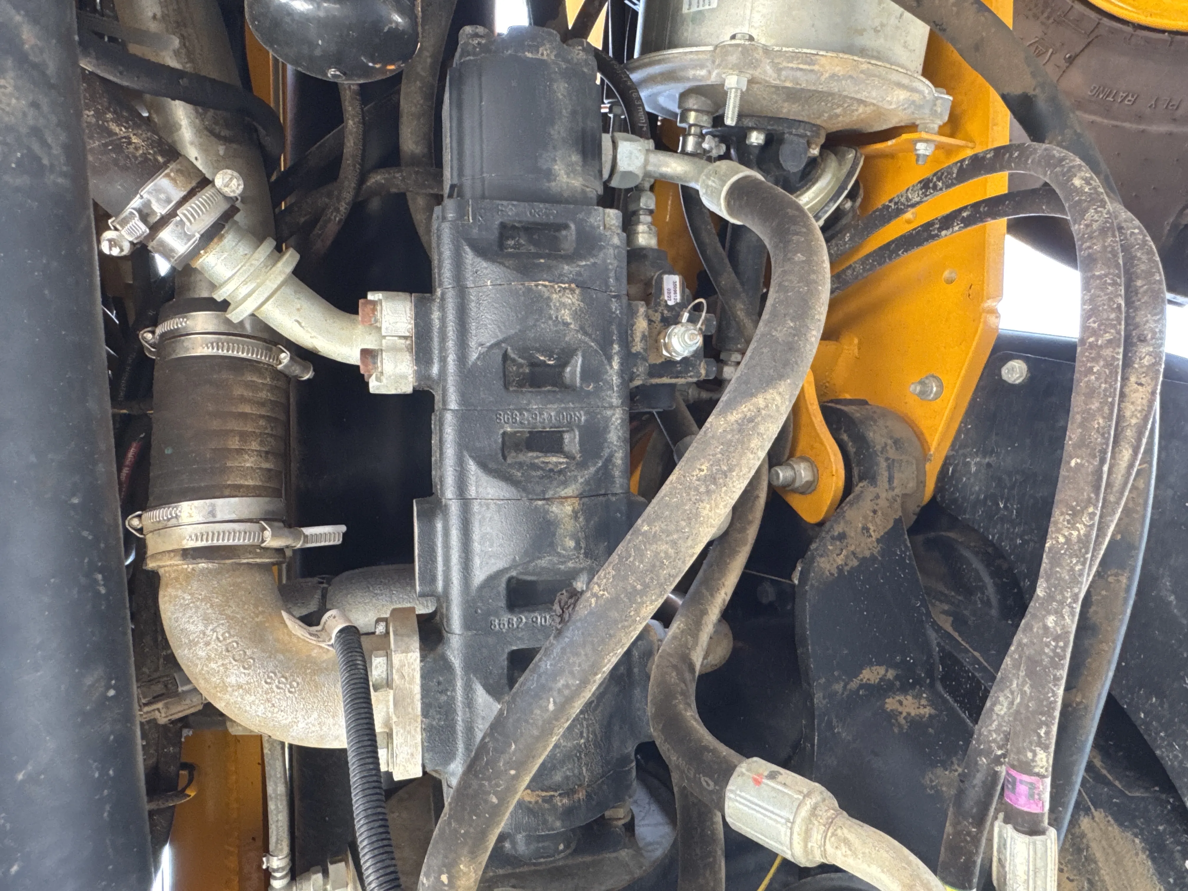 THM-002-JCB-540-170-telehandler-inspection-hydraulics-hydraulic-pump-3