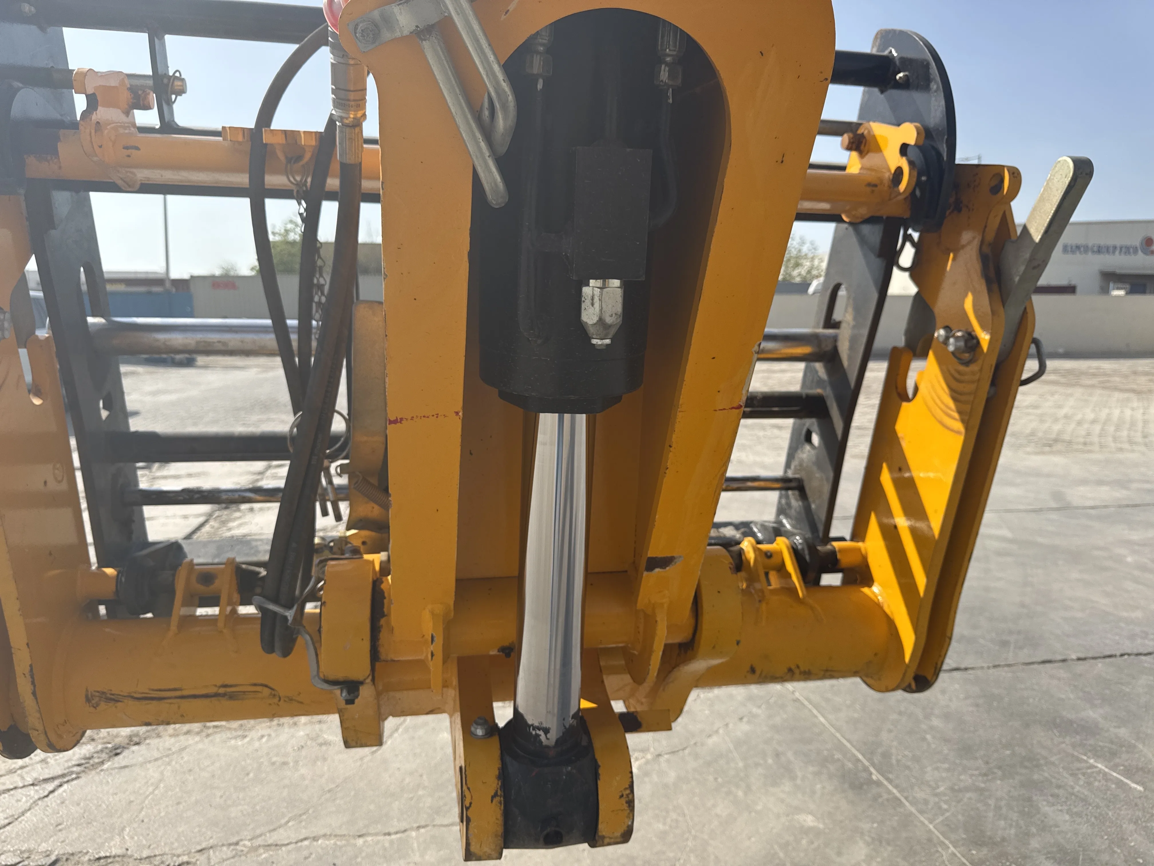 THM-002-JCB-540-170-telehandler-inspection-hydraulics-attachment-tilt-cylinder-1