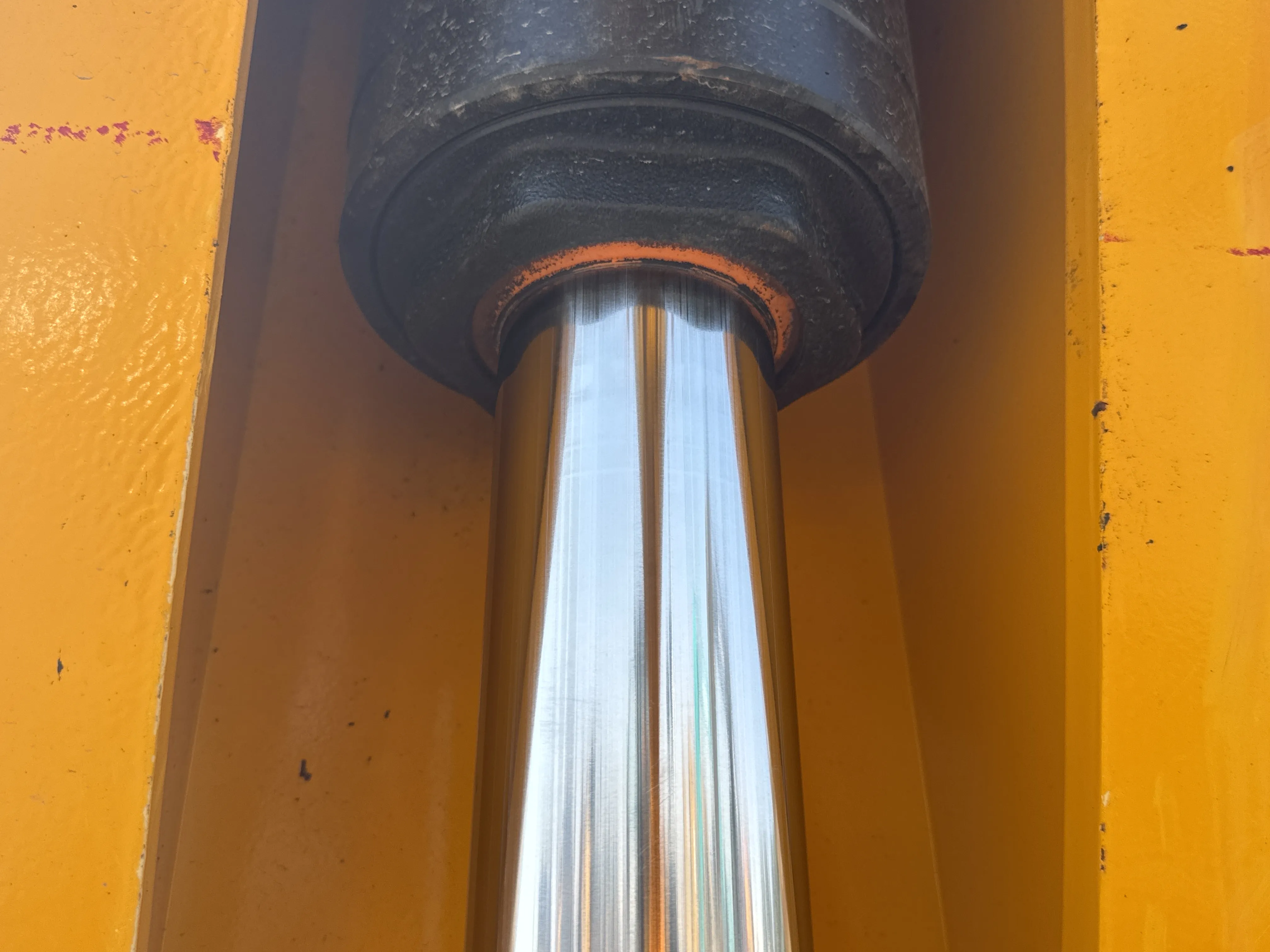 THM-002-JCB-540-170-telehandler-inspection-hydraulics-attachment-tilt-cylinder-2