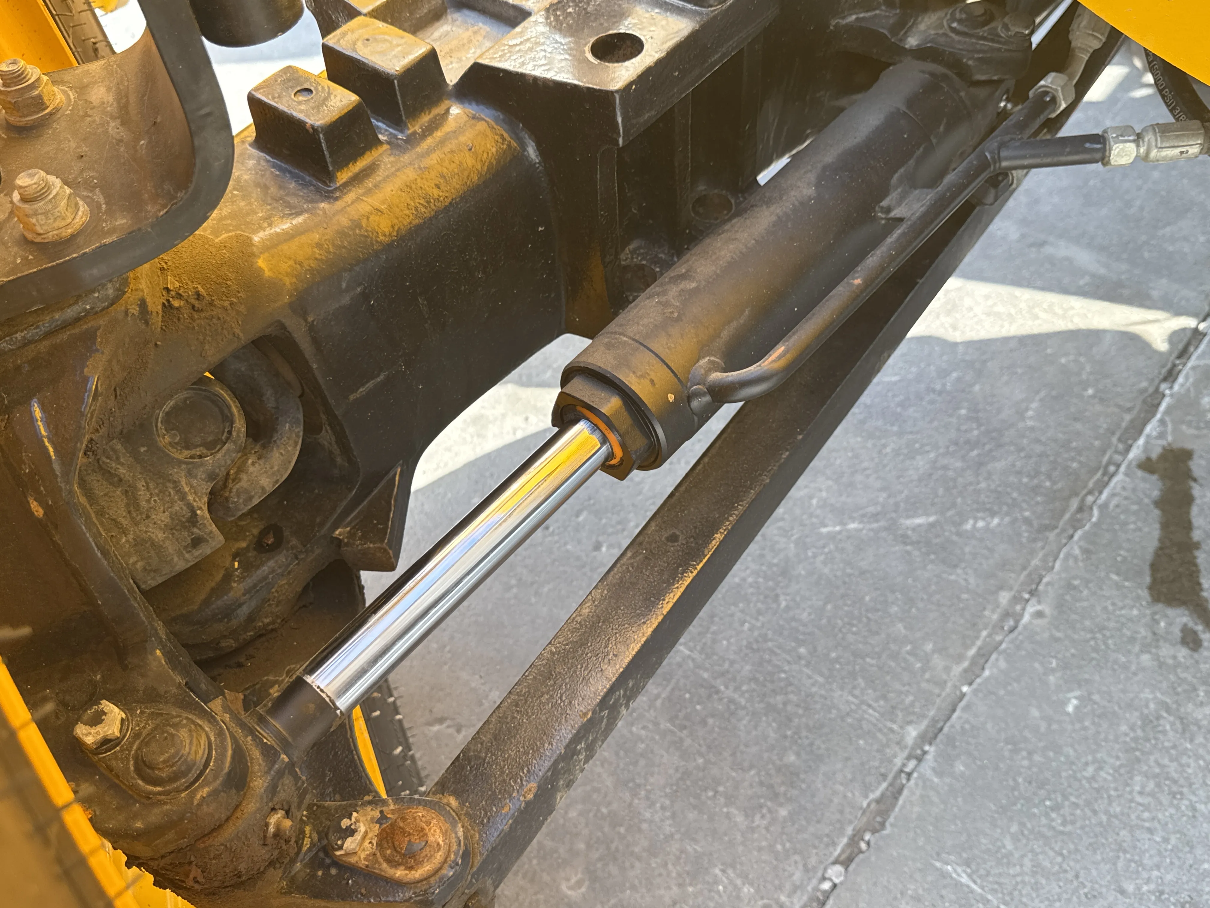 THM-002-JCB-540-170-telehandler-inspection-hydraulics-steering-cylinders-1