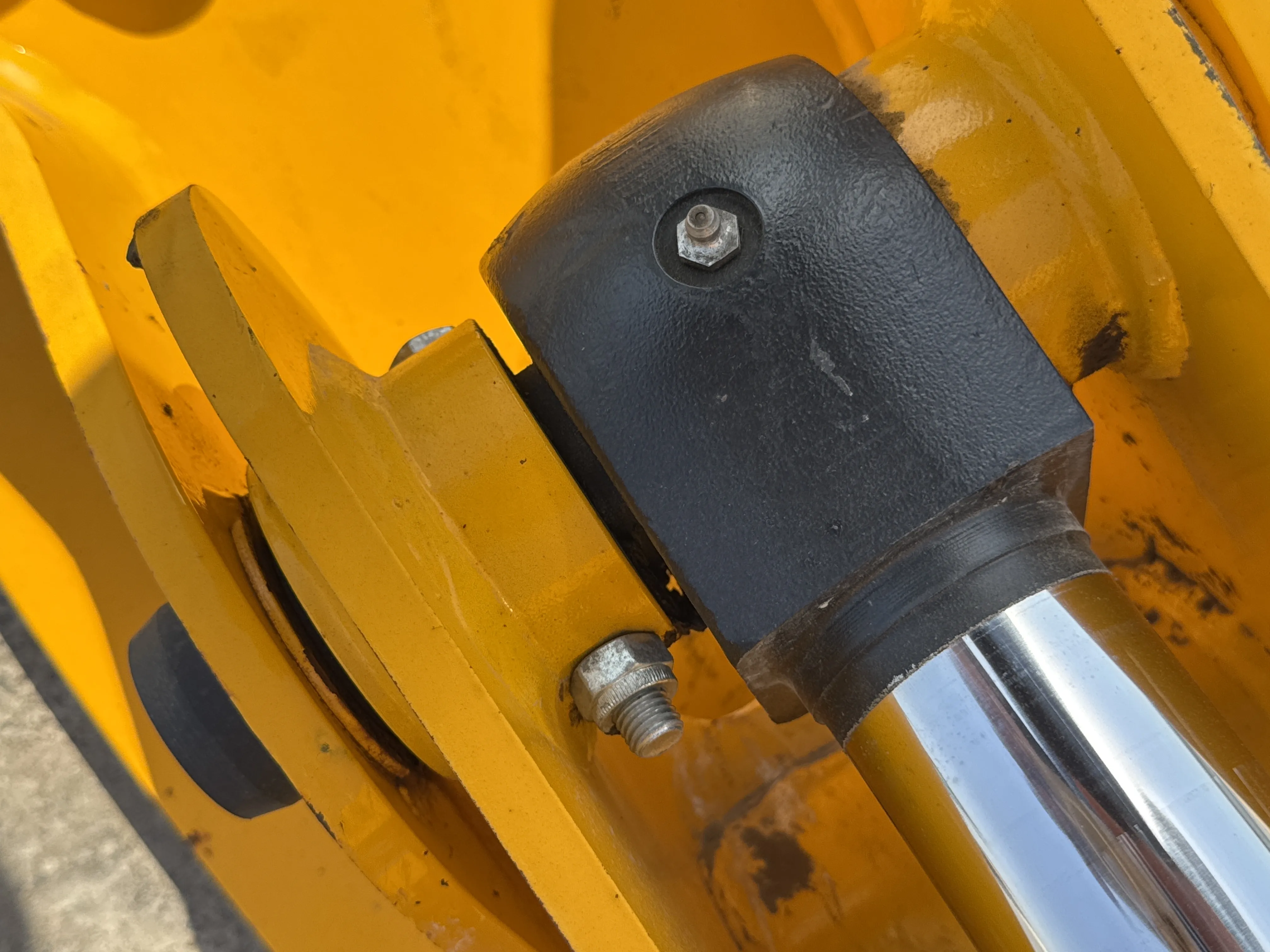 THM-002-JCB-540-170-telehandler-inspection-hydraulics-hydraulic-pins-locks-2