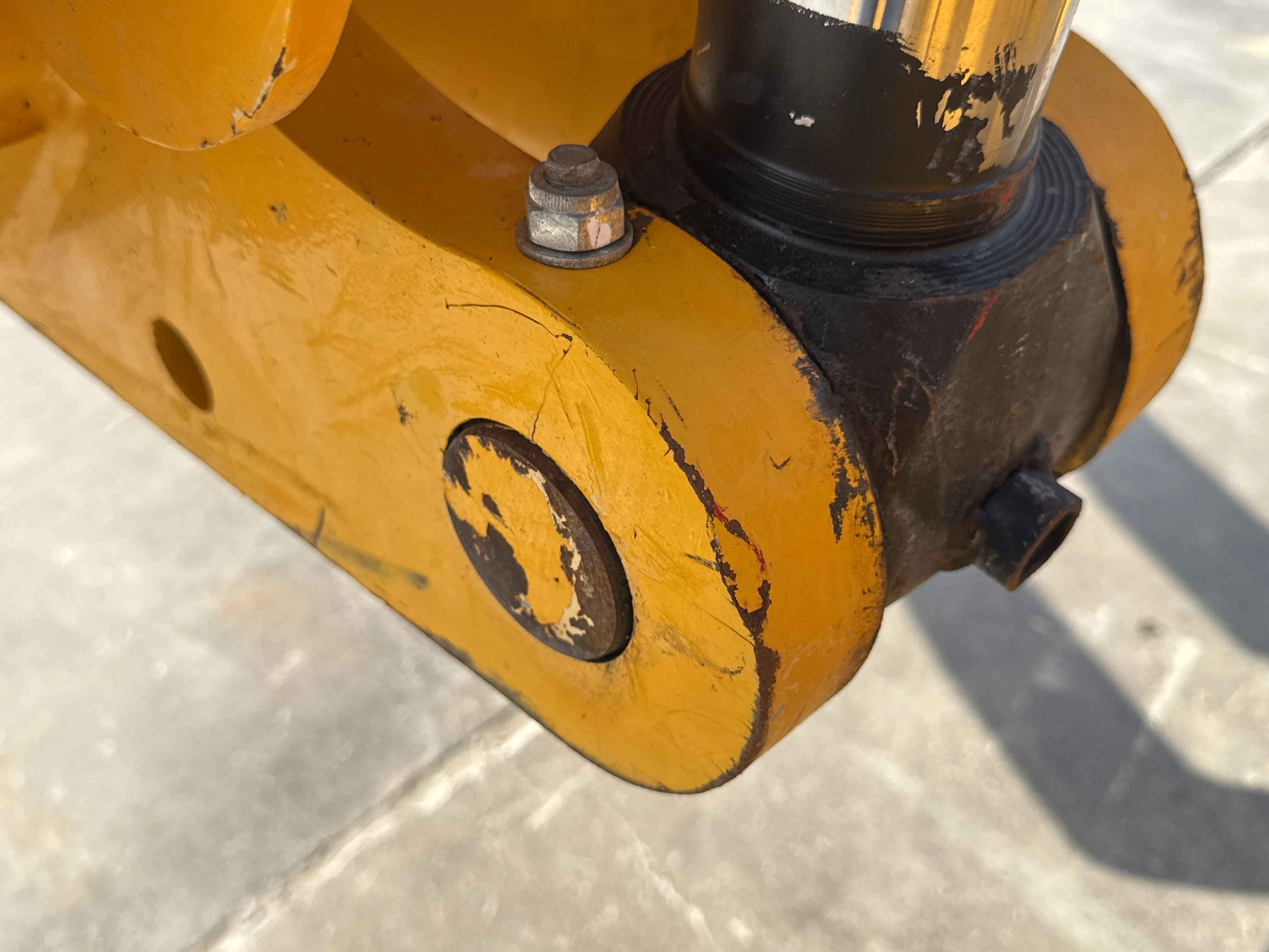 THM-002-JCB-540-170-telehandler-inspection-hydraulics-hydraulic-pins-locks-3
