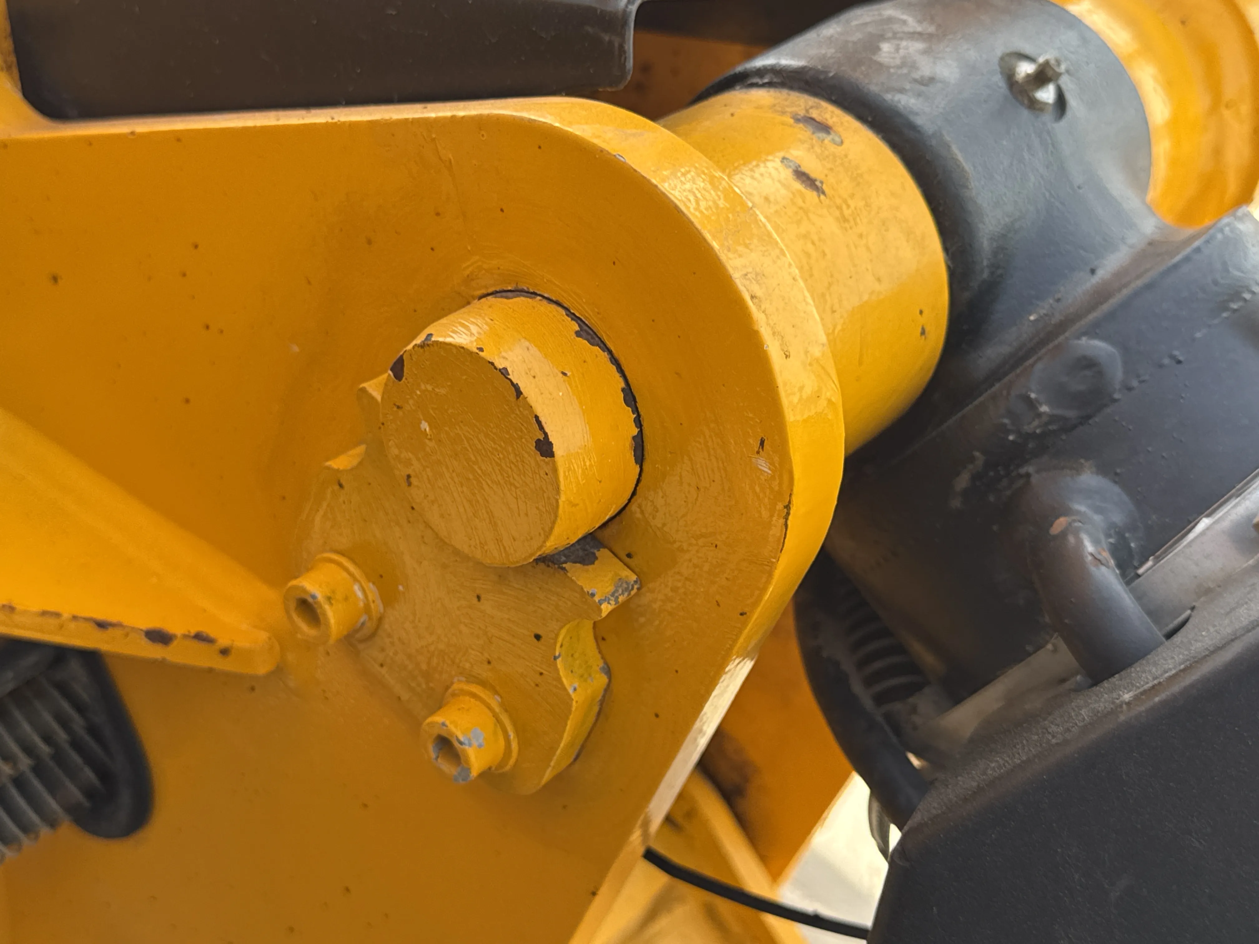 THM-002-JCB-540-170-telehandler-inspection-hydraulics-hydraulic-pins-locks-4
