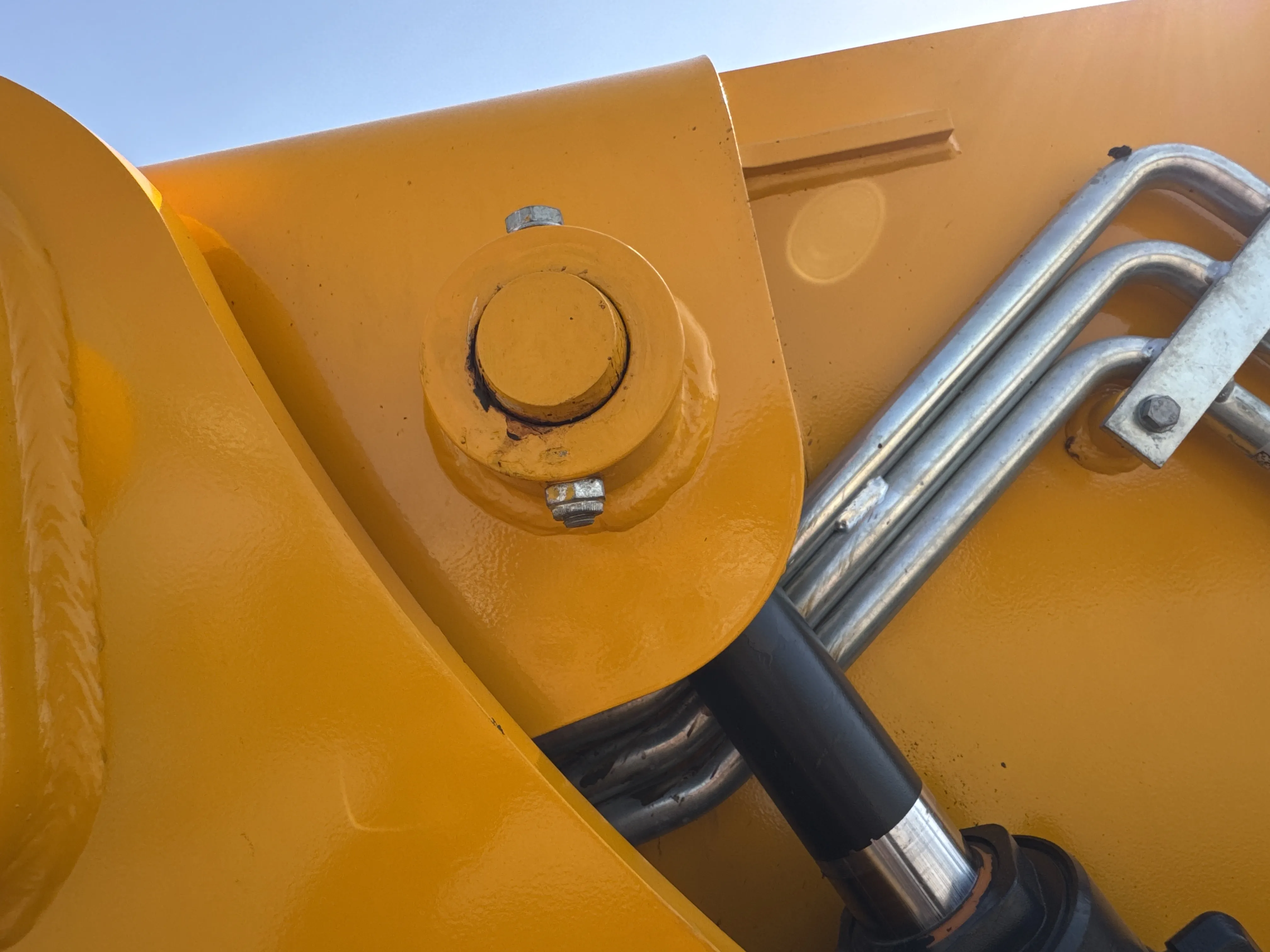 THM-002-JCB-540-170-telehandler-inspection-hydraulics-hydraulic-pins-locks-5