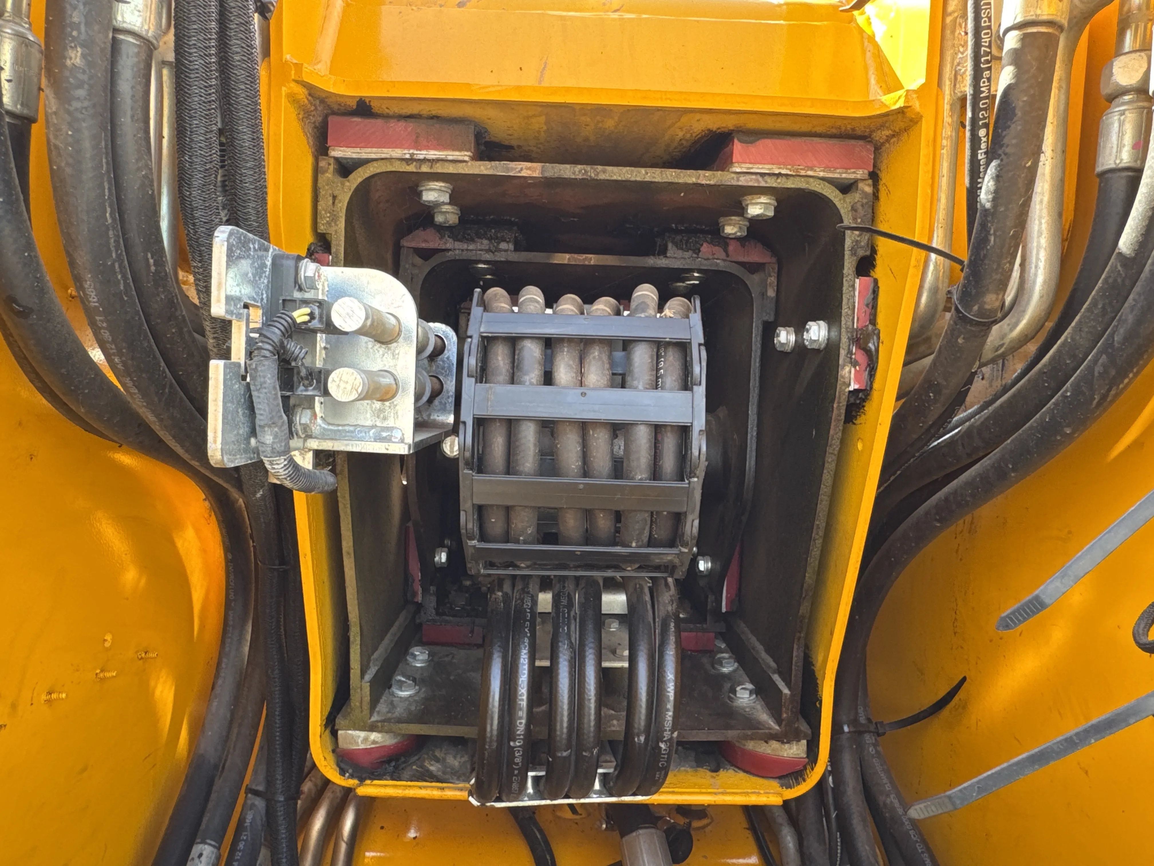 THM-002-JCB-540-170-telehandler-inspection-hydraulics-hydraulic-hoses-and-lines-2