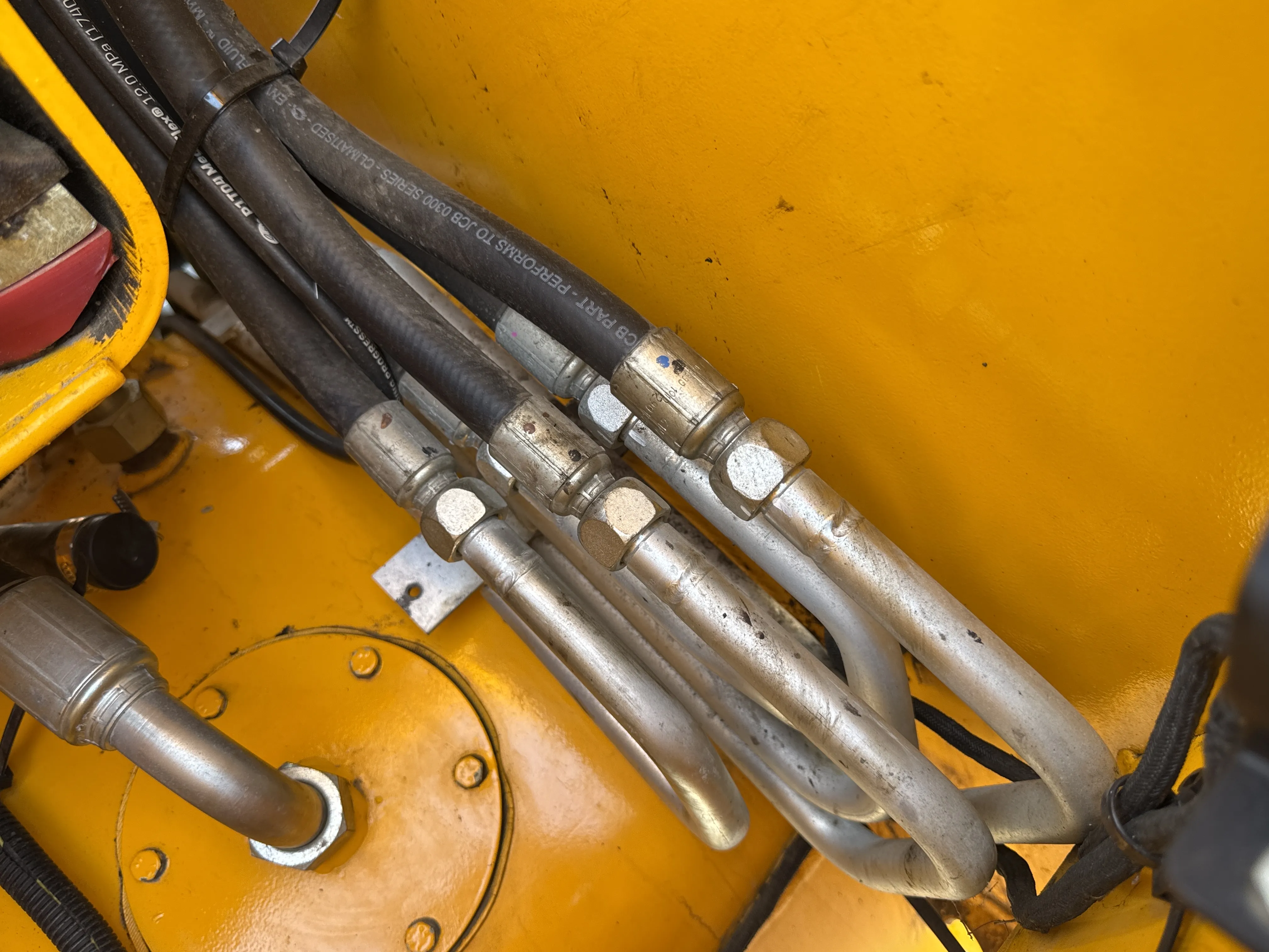 THM-002-JCB-540-170-telehandler-inspection-hydraulics-hydraulic-hoses-and-lines-4