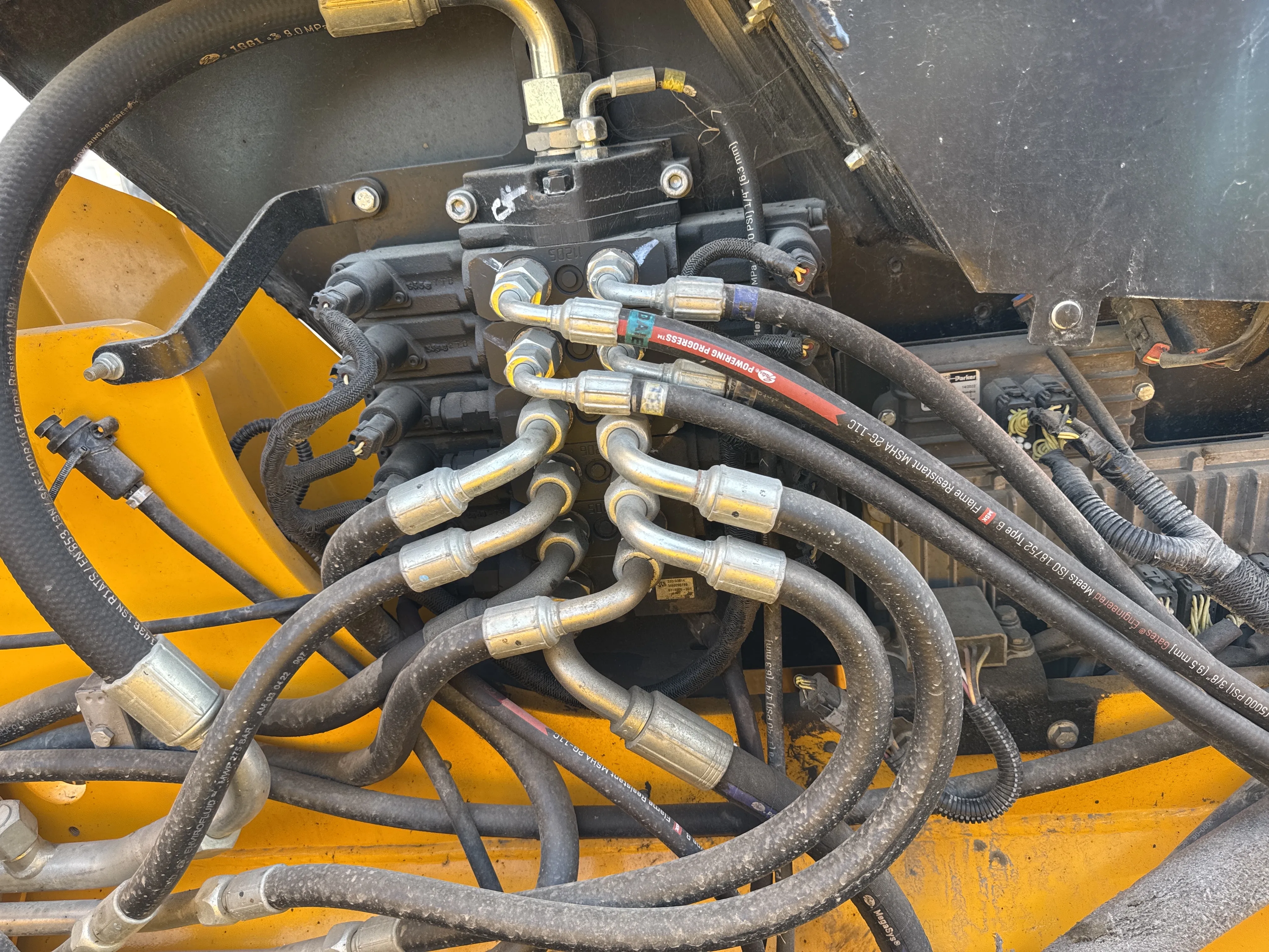 THM-002-JCB-540-170-telehandler-inspection-hydraulics-main-control-valve-MCV-1
