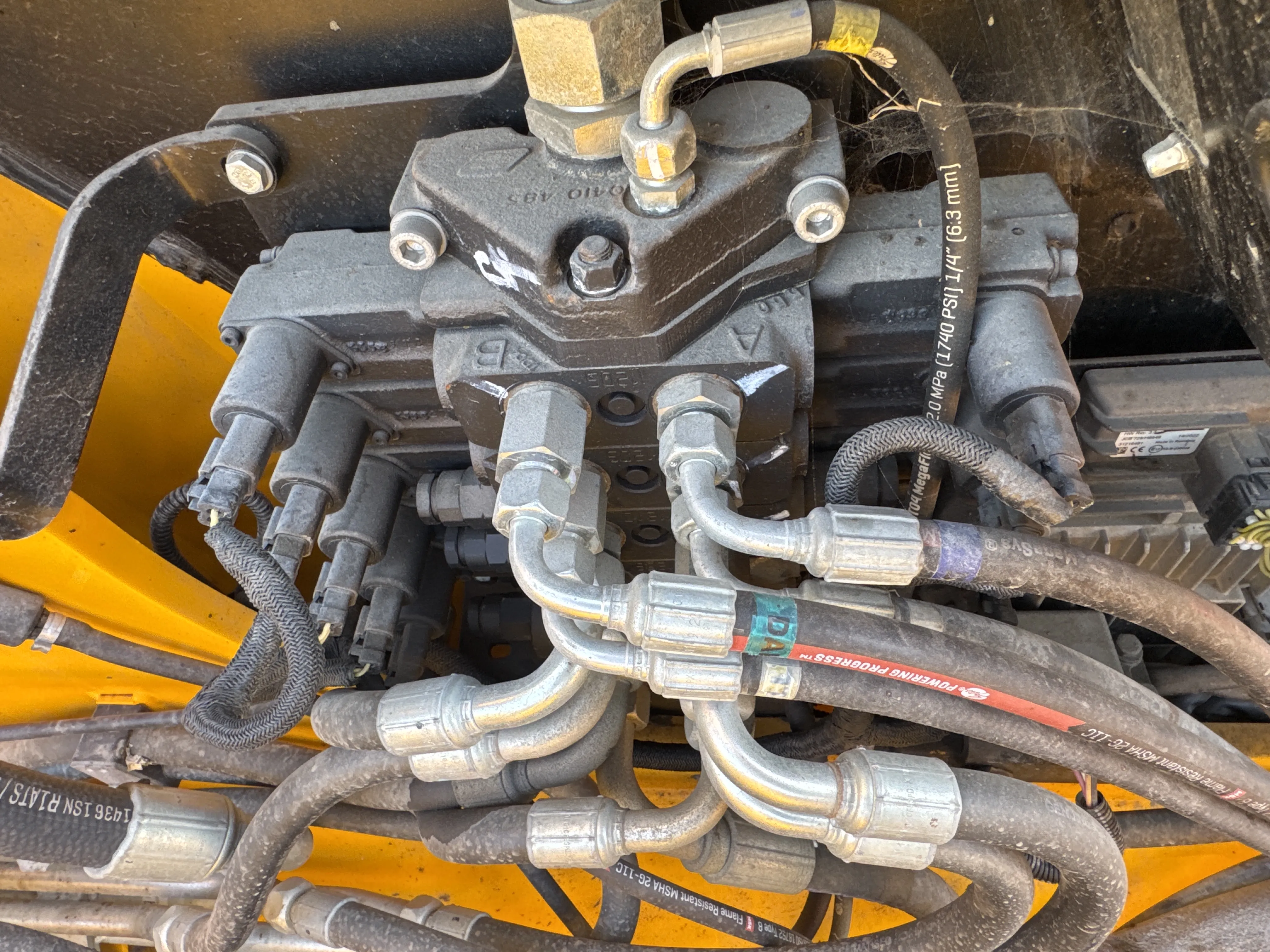 THM-002-JCB-540-170-telehandler-inspection-hydraulics-main-control-valve-MCV-2