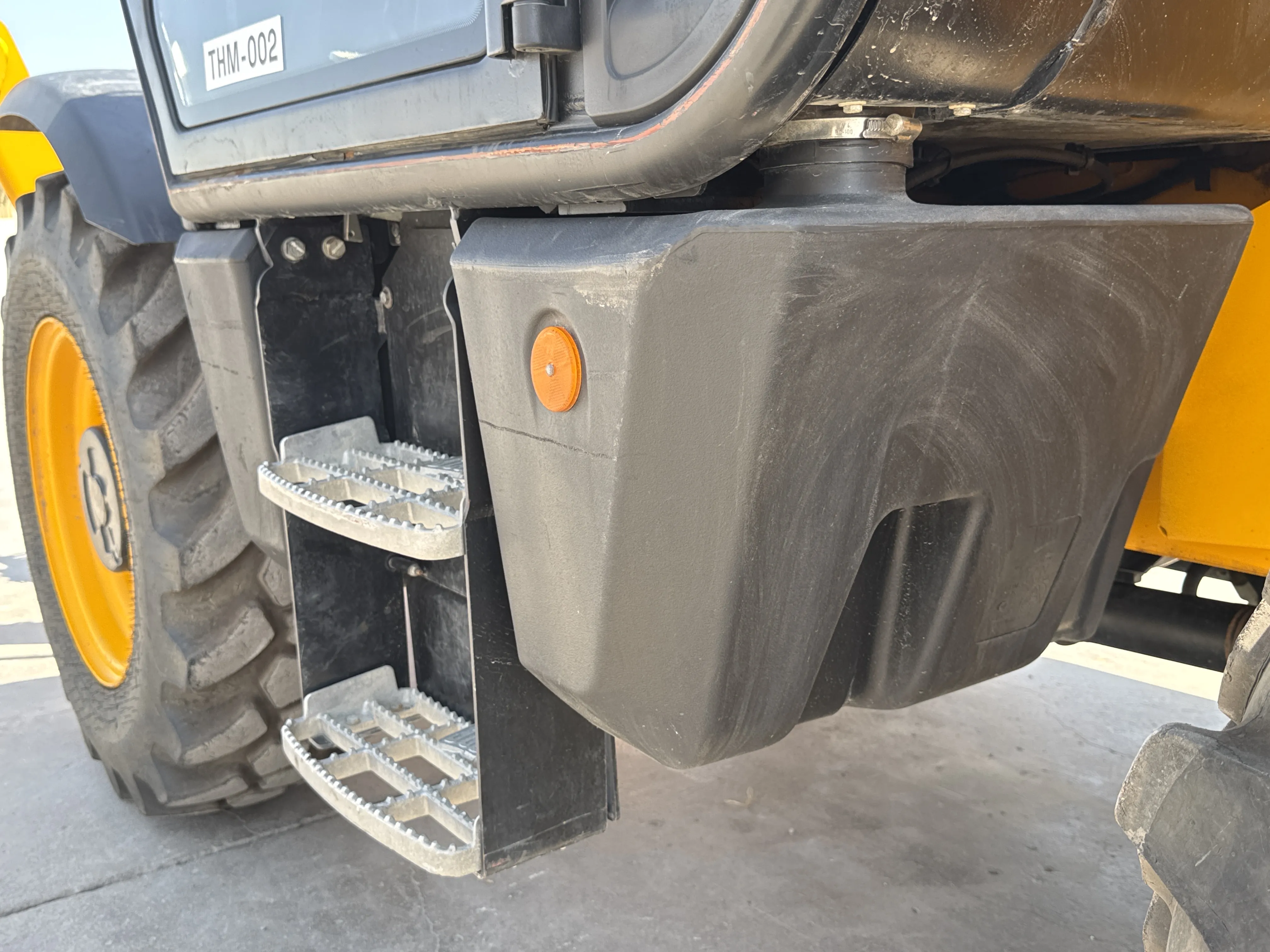 THM-002-JCB-540-170-telehandler-inspection-engine-fuel-tank-2