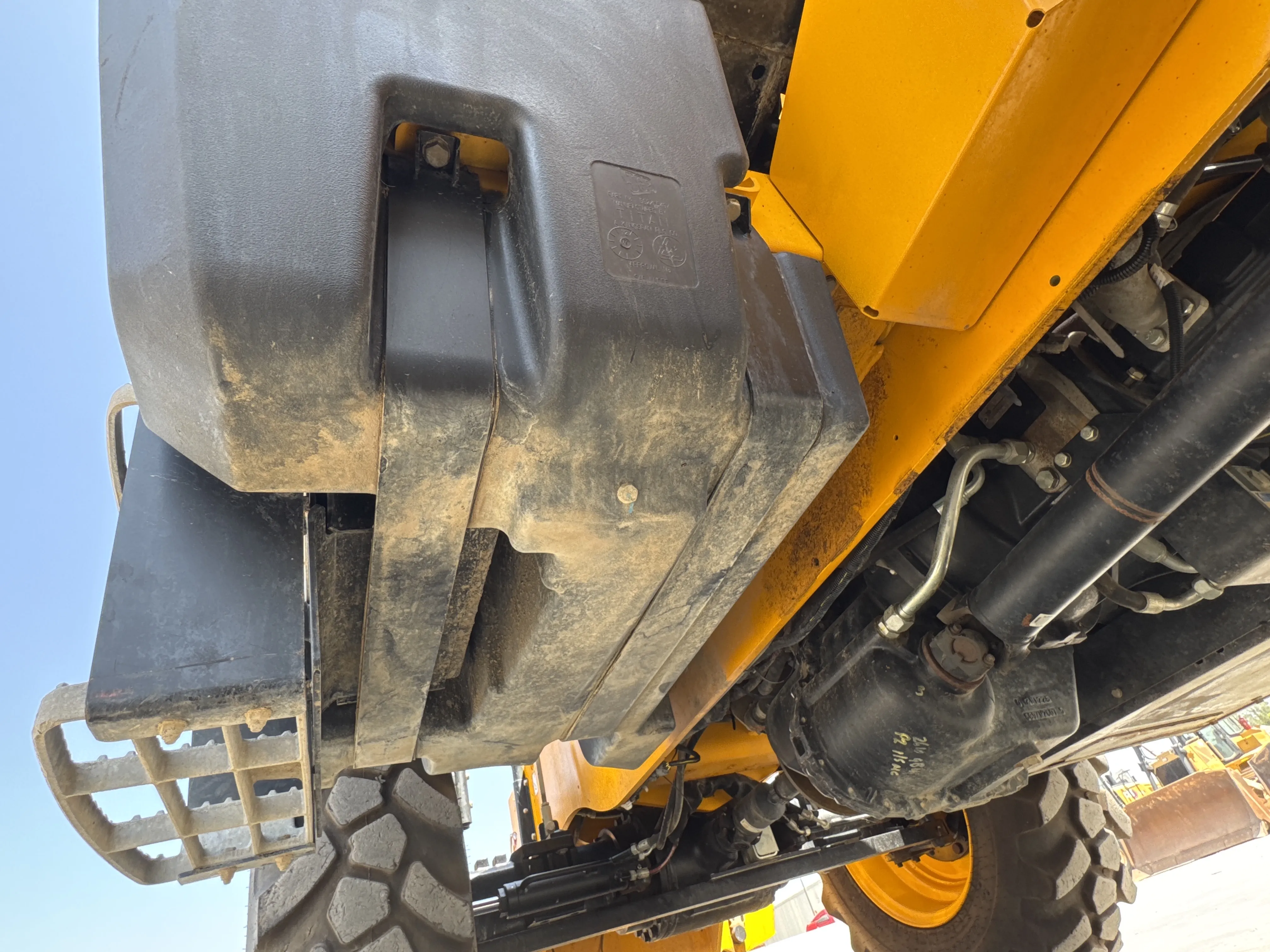 THM-002-JCB-540-170-telehandler-inspection-engine-fuel-tank-3