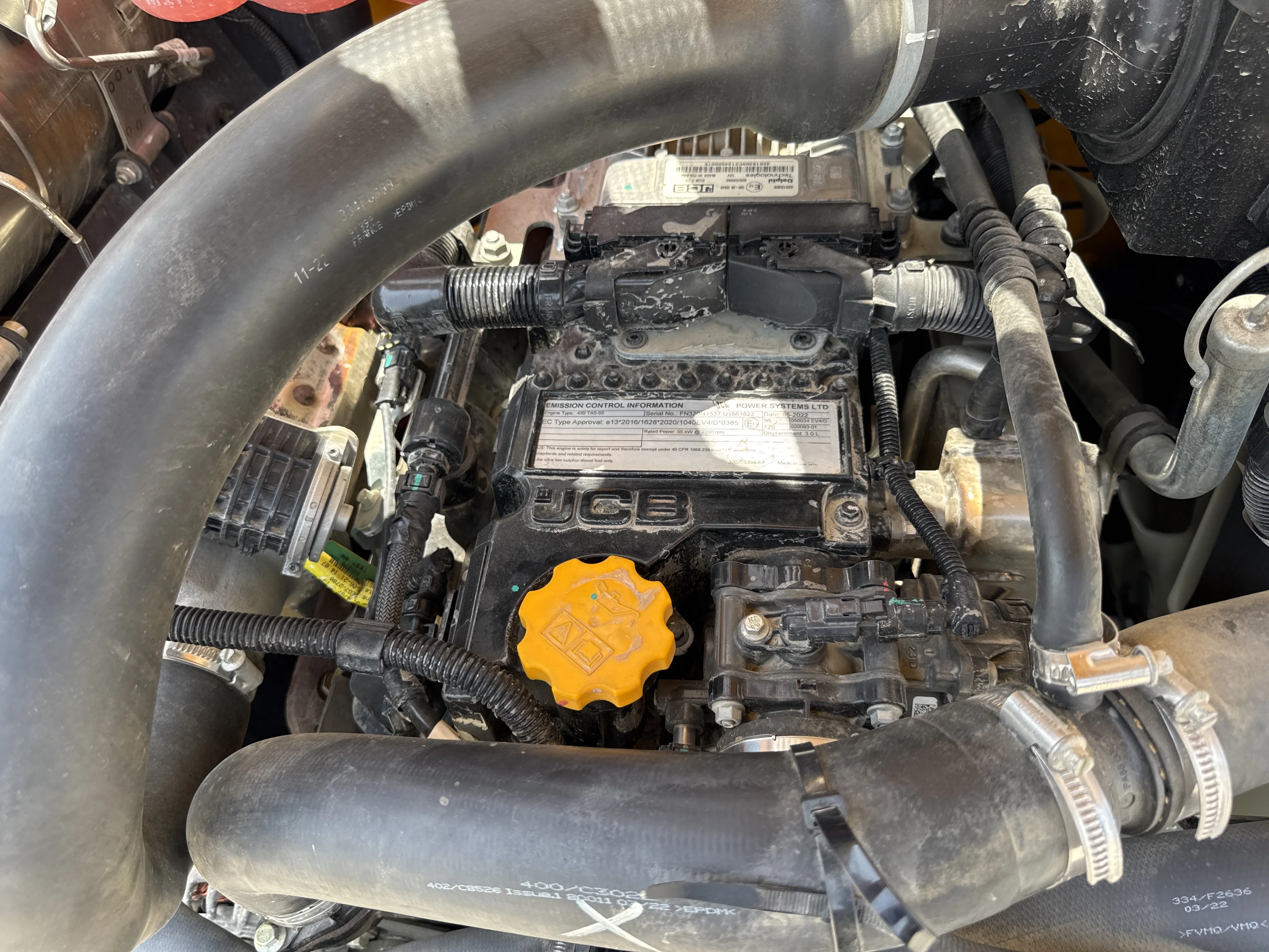 THM-002-JCB-540-170-telehandler-inspection-engine-engine-oil-leaks-2