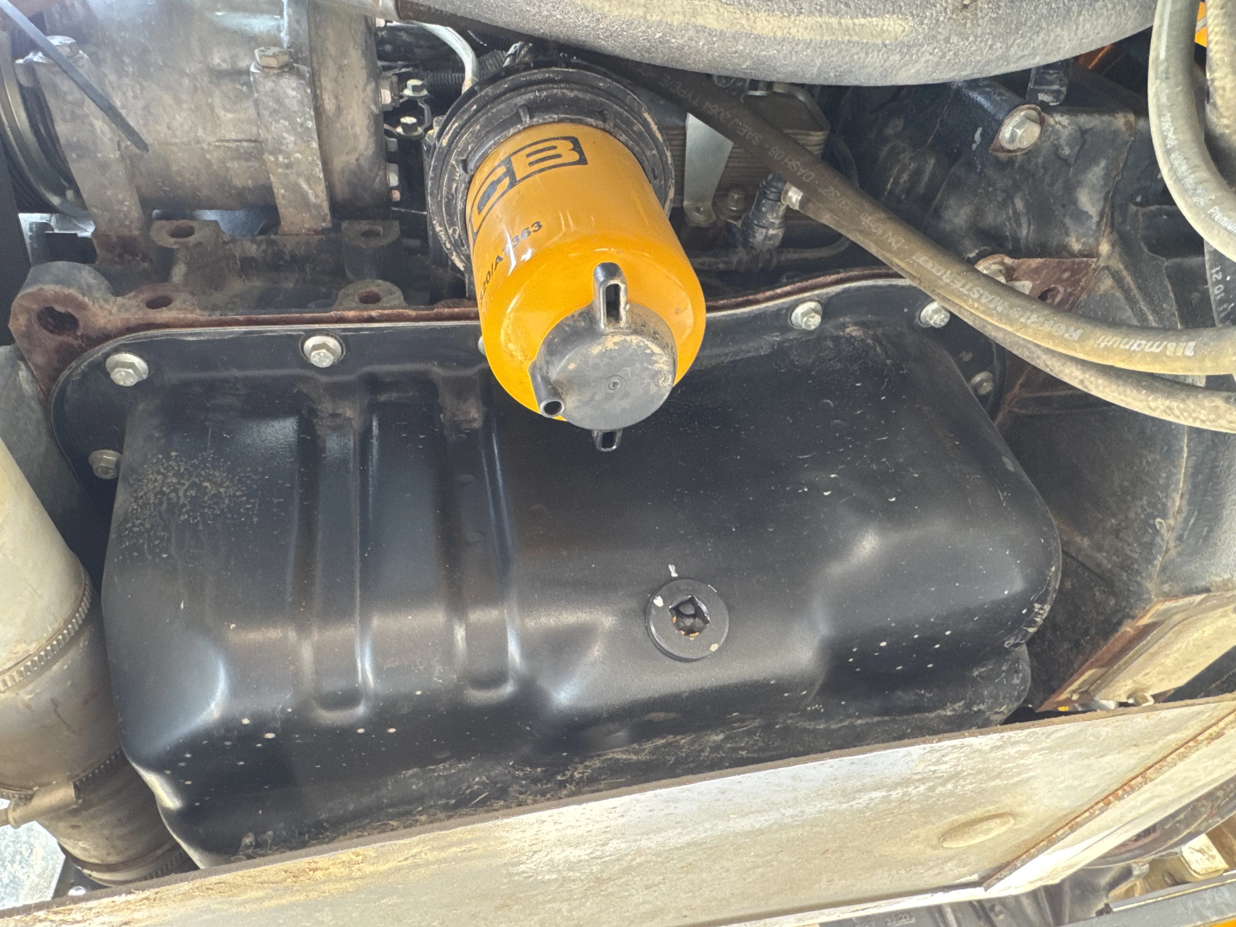 THM-002-JCB-540-170-telehandler-inspection-engine-engine-oil-leaks-3