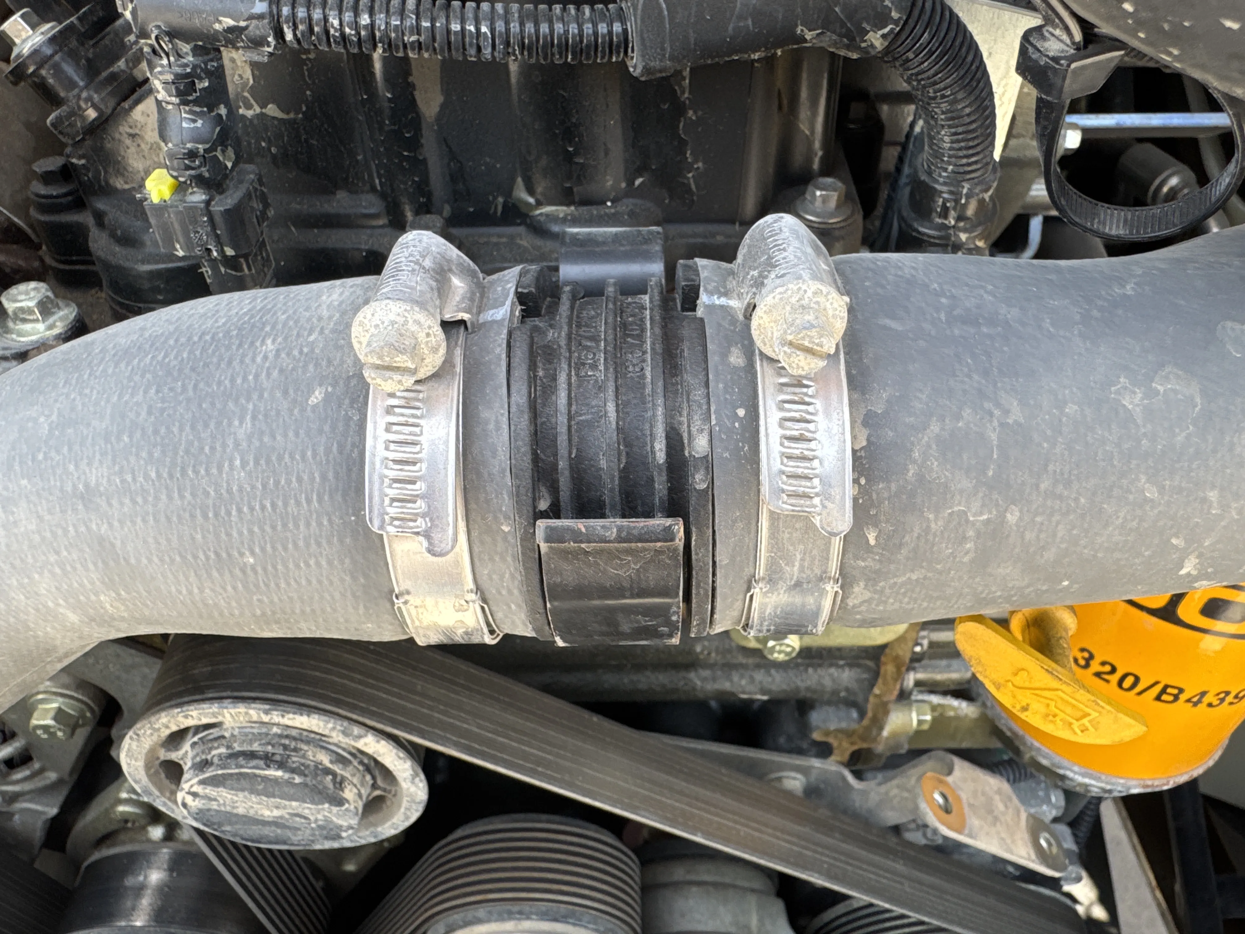 THM-002-JCB-540-170-telehandler-inspection-engine-hoses-4