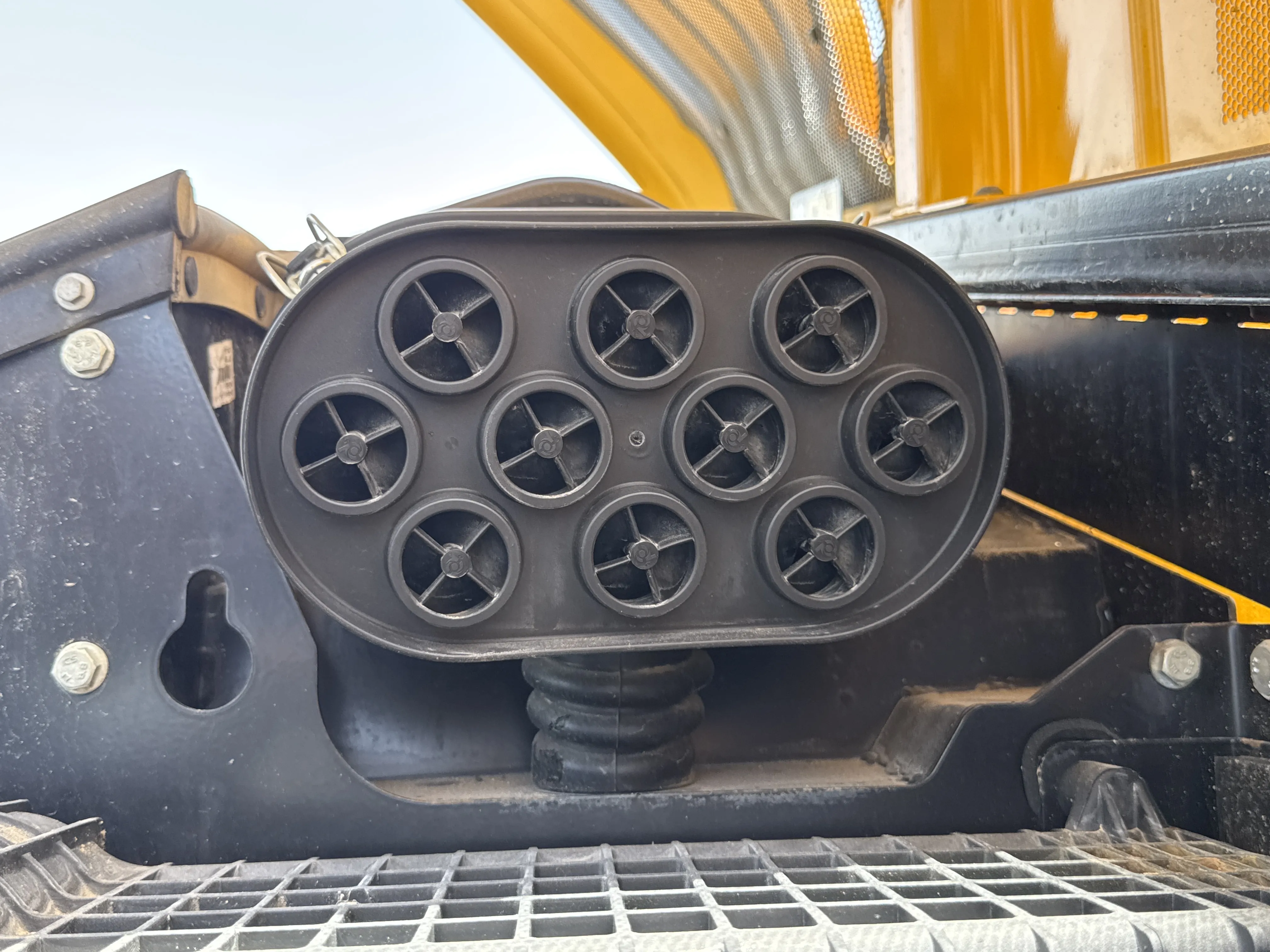 THM-002-JCB-540-170-telehandler-inspection-engine-air-intake-system-1