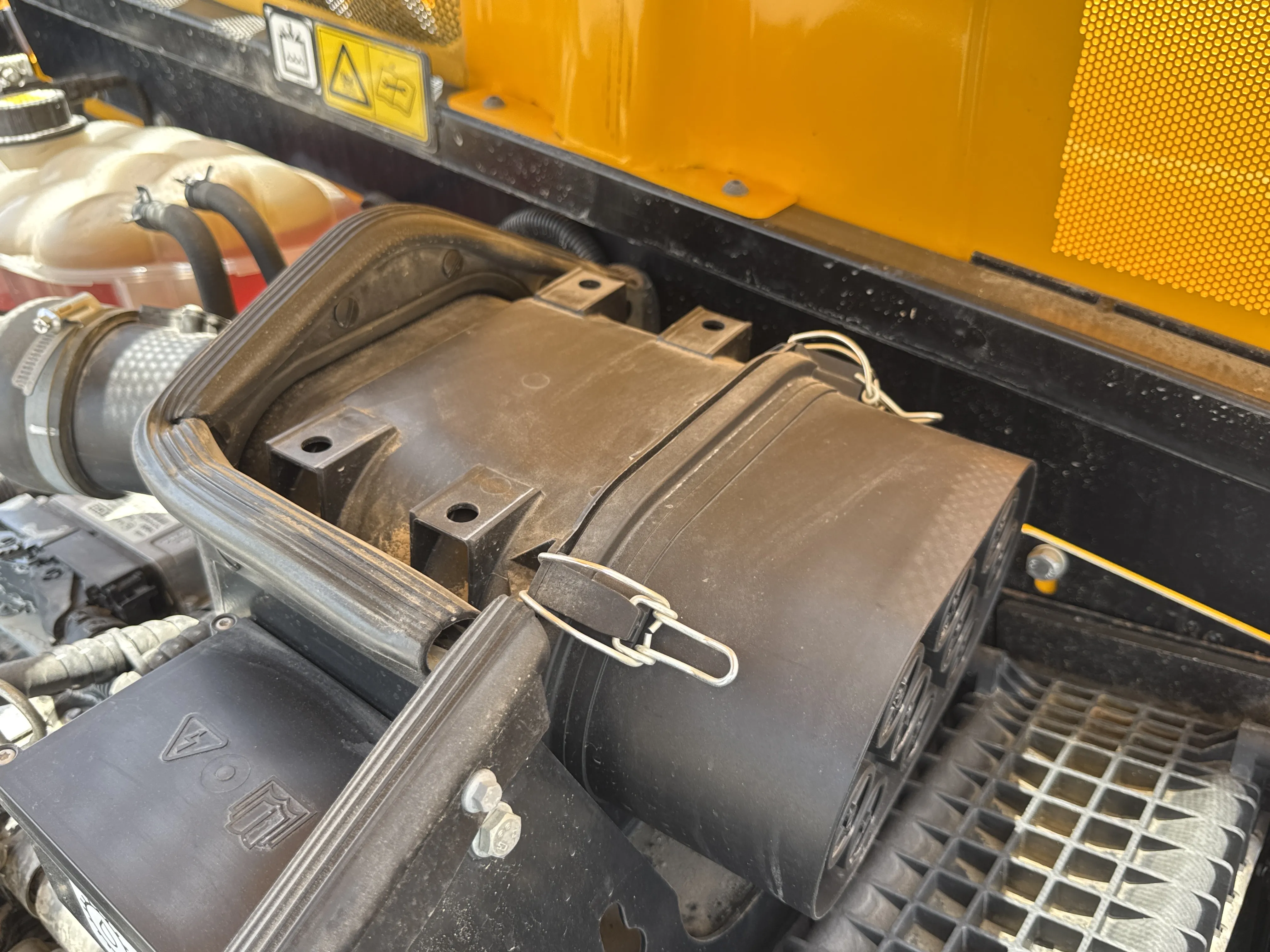 THM-002-JCB-540-170-telehandler-inspection-engine-air-intake-system-2