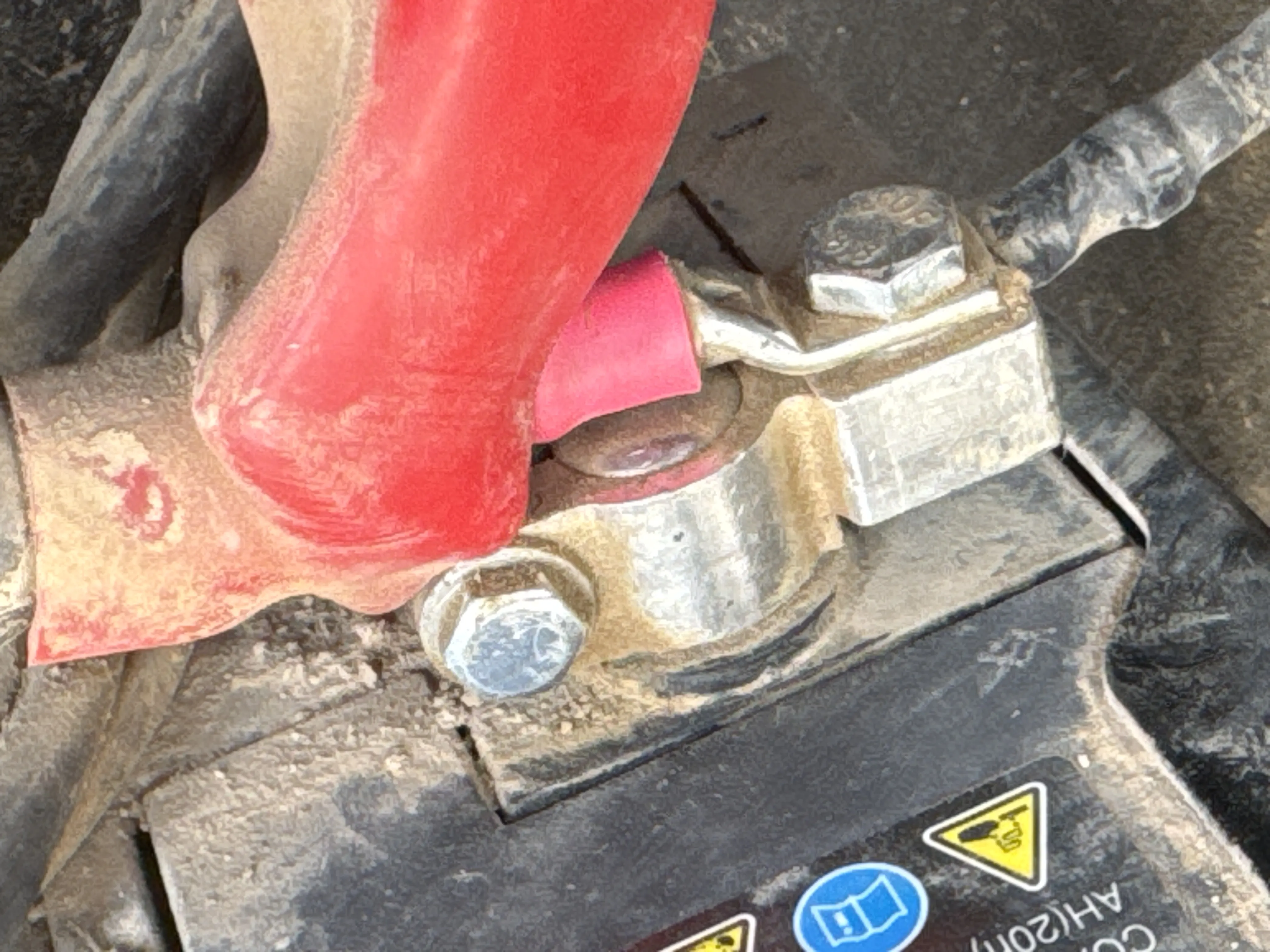 THM-002-JCB-540-170-telehandler-inspection-electronics-battery-3