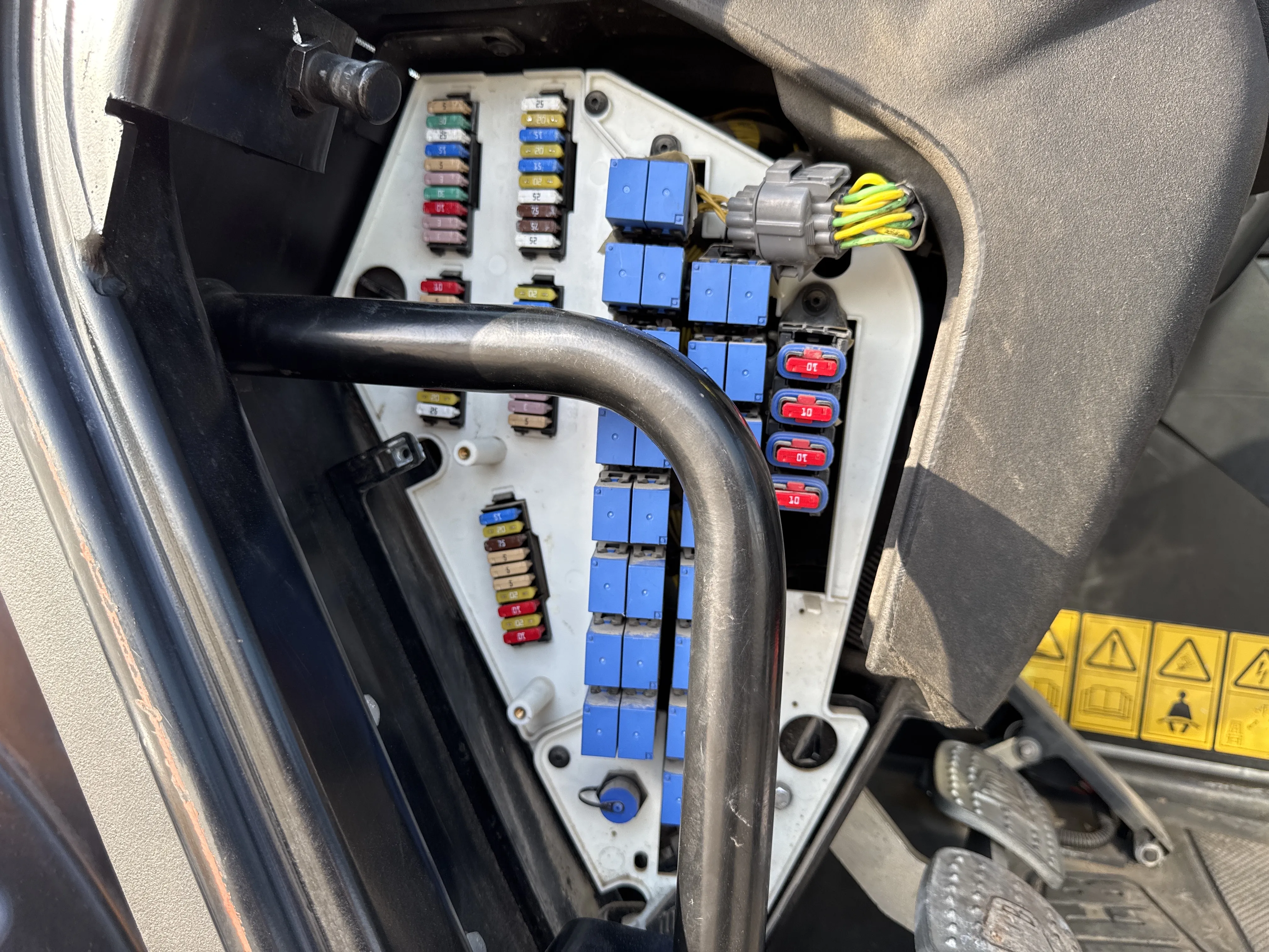 THM-002-JCB-540-170-telehandler-inspection-electronics-fuse-box-1