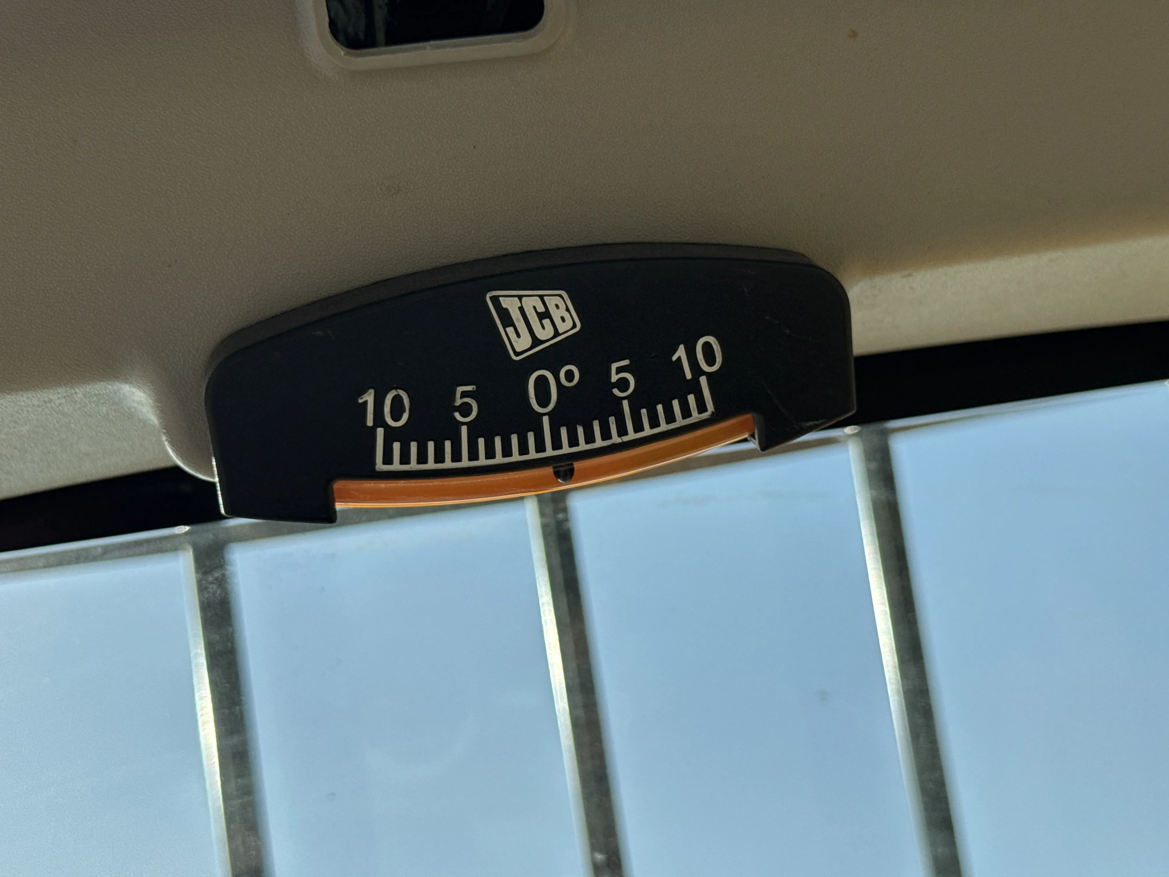 THM-002-JCB-540-170-telehandler-inspection-safety-frame-level-indicator-2