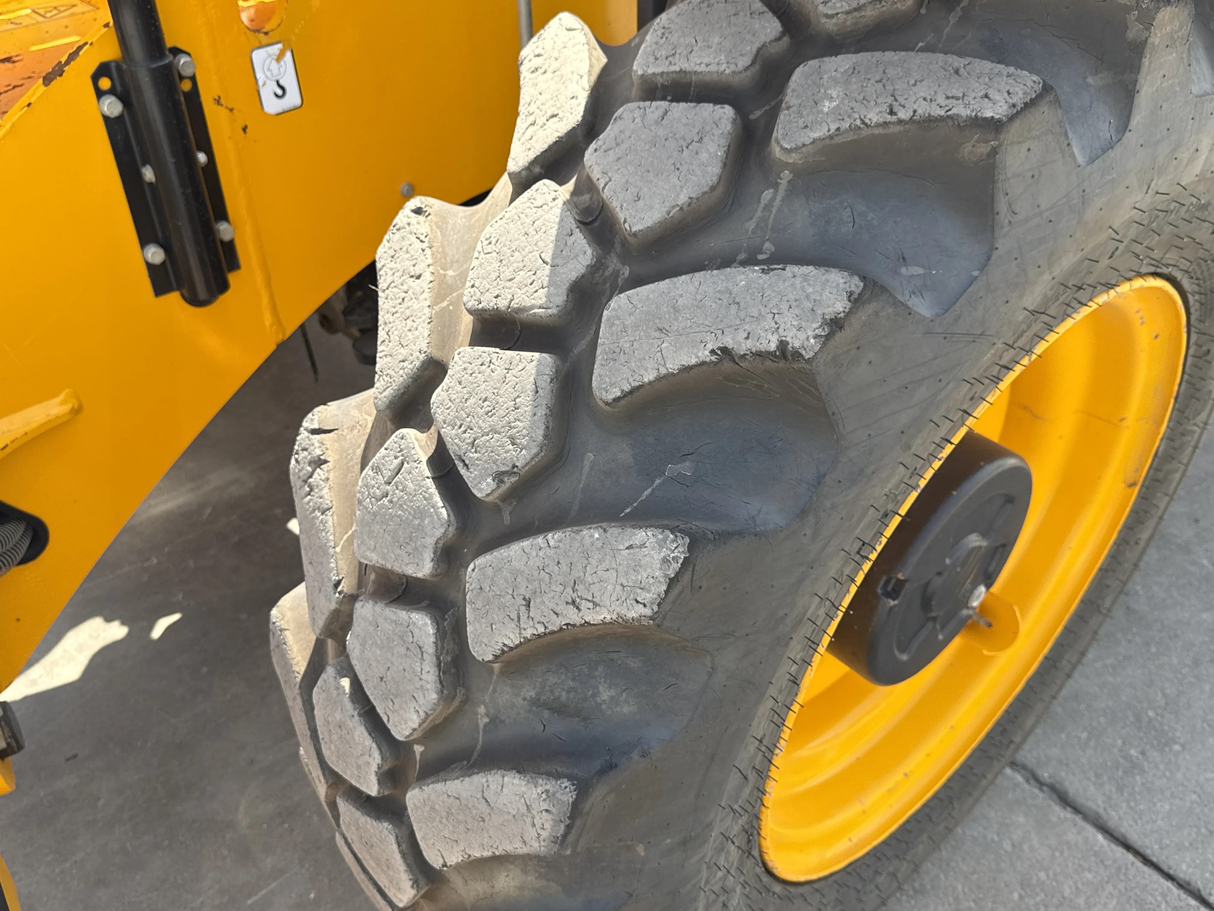 THM-002-JCB-540-170-telehandler-inspection-chassis-left-front-tire-wheel-hub-condition-1