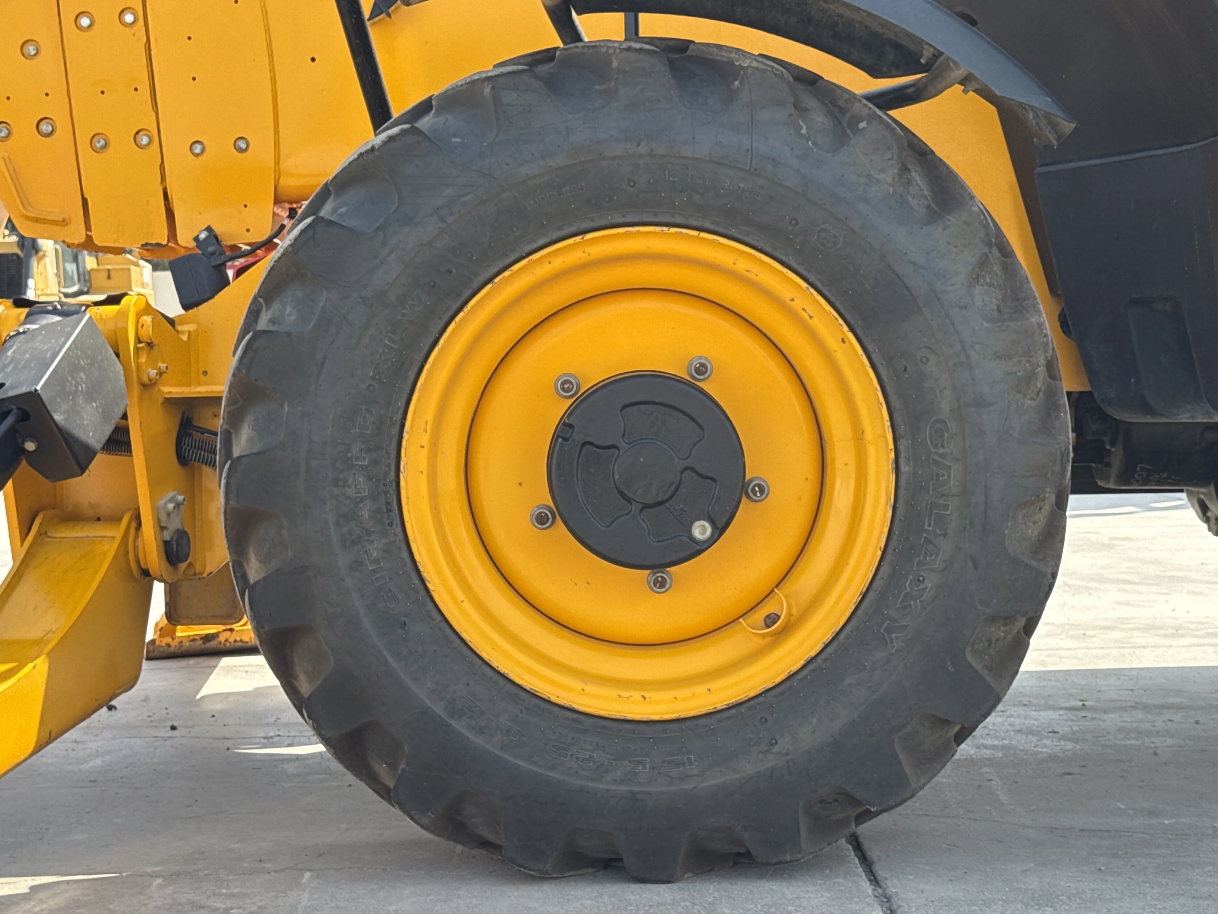 THM-002-JCB-540-170-telehandler-inspection-chassis-left-front-tire-wheel-hub-condition-2