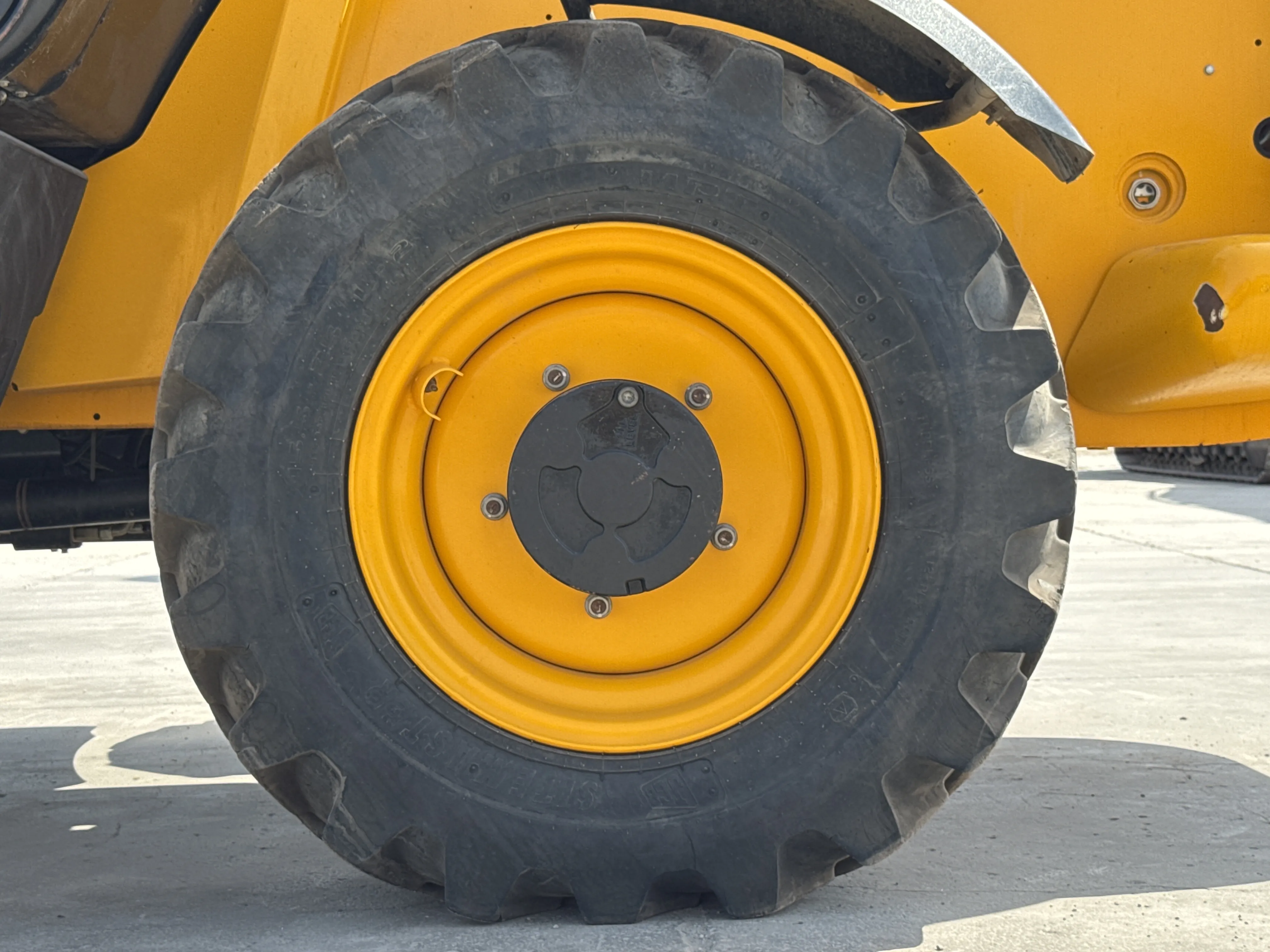 THM-002-JCB-540-170-telehandler-inspection-chassis-left-rear-tire-wheel-hub-condition-1