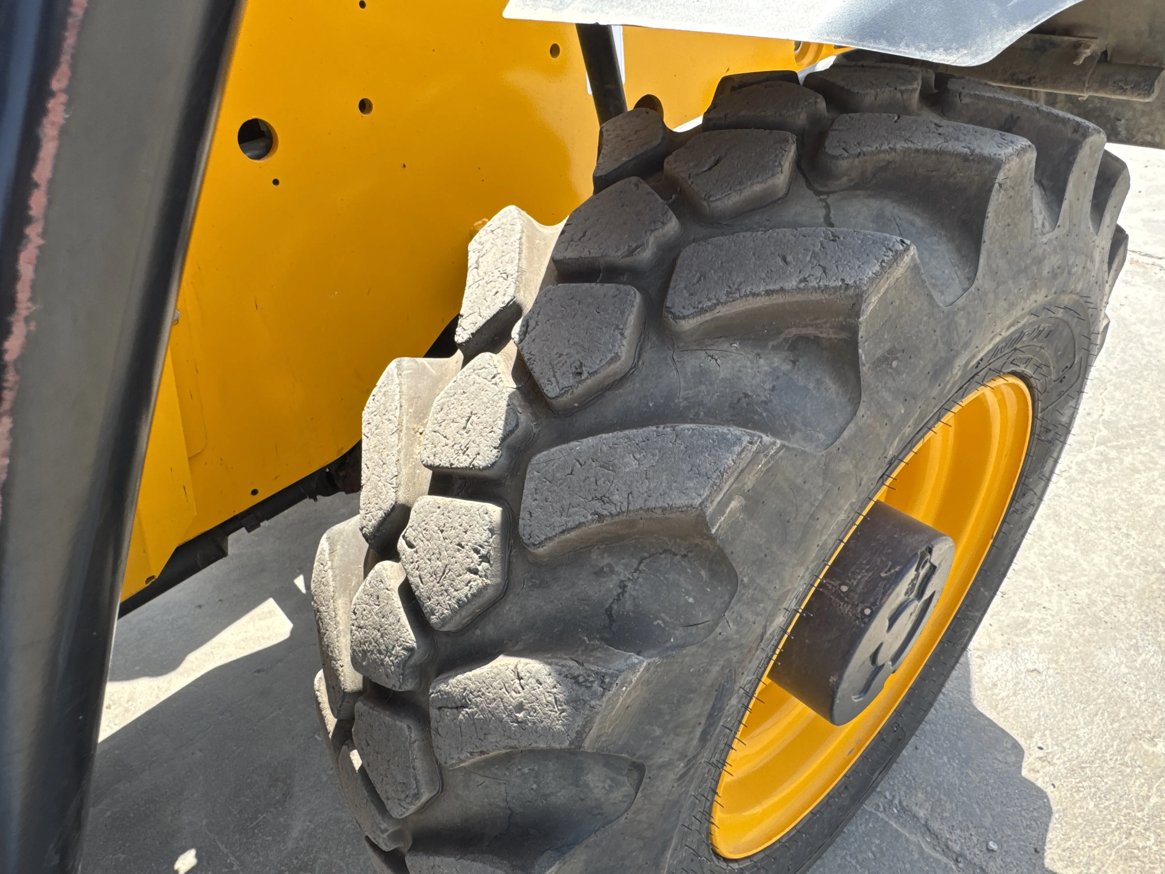 THM-002-JCB-540-170-telehandler-inspection-chassis-left-rear-tire-wheel-hub-condition-2
