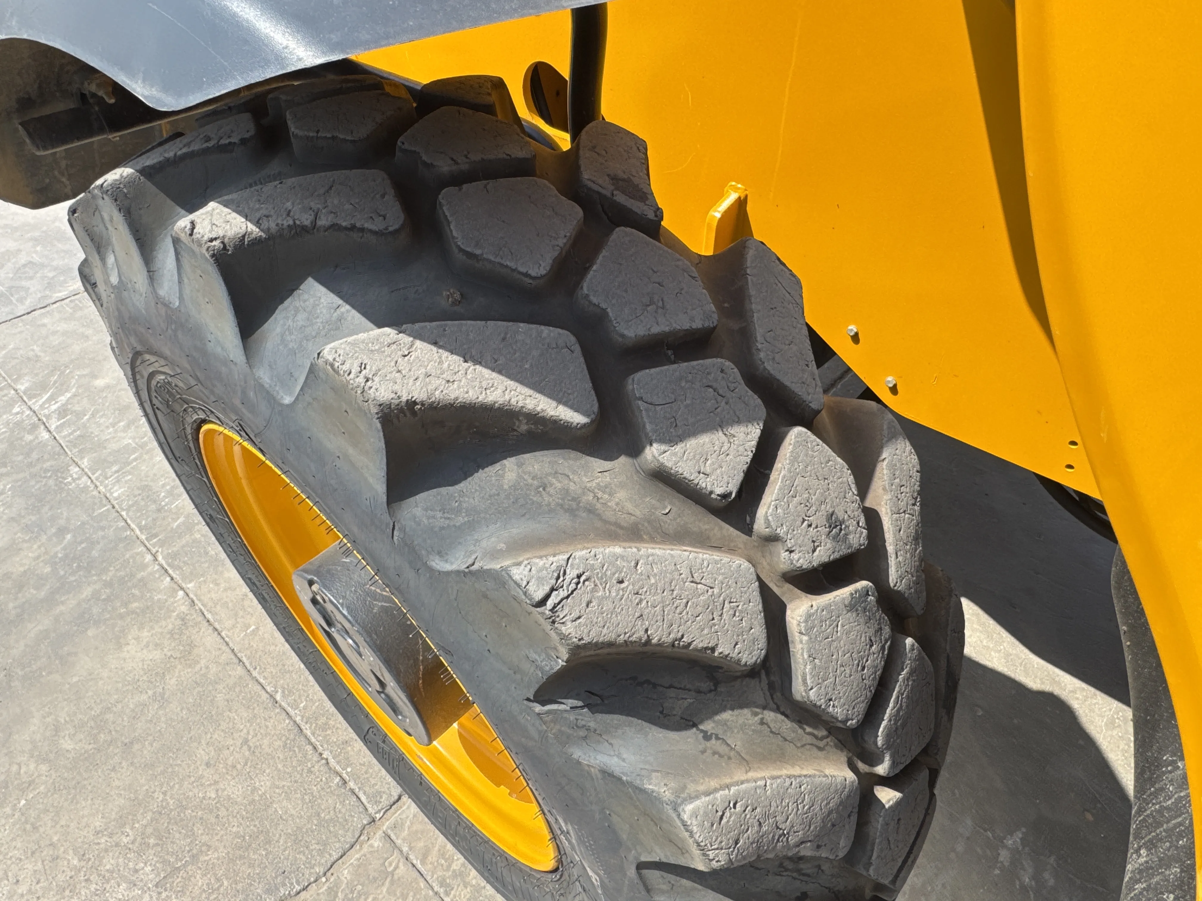 THM-002-JCB-540-170-telehandler-inspection-chassis-right-rear-tire-wheel-hub-condition-2