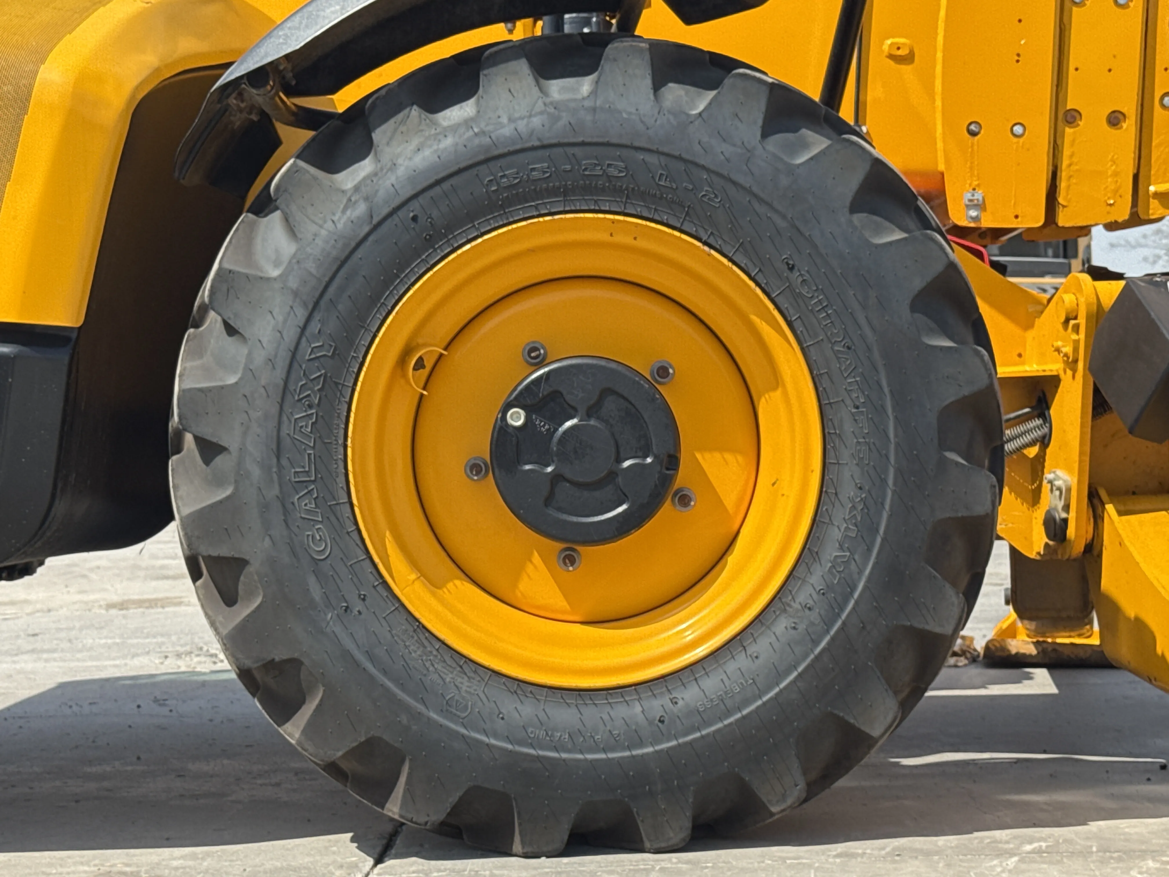 THM-002-JCB-540-170-telehandler-inspection-chassis-right-front-tire-wheel-hub-condition-1