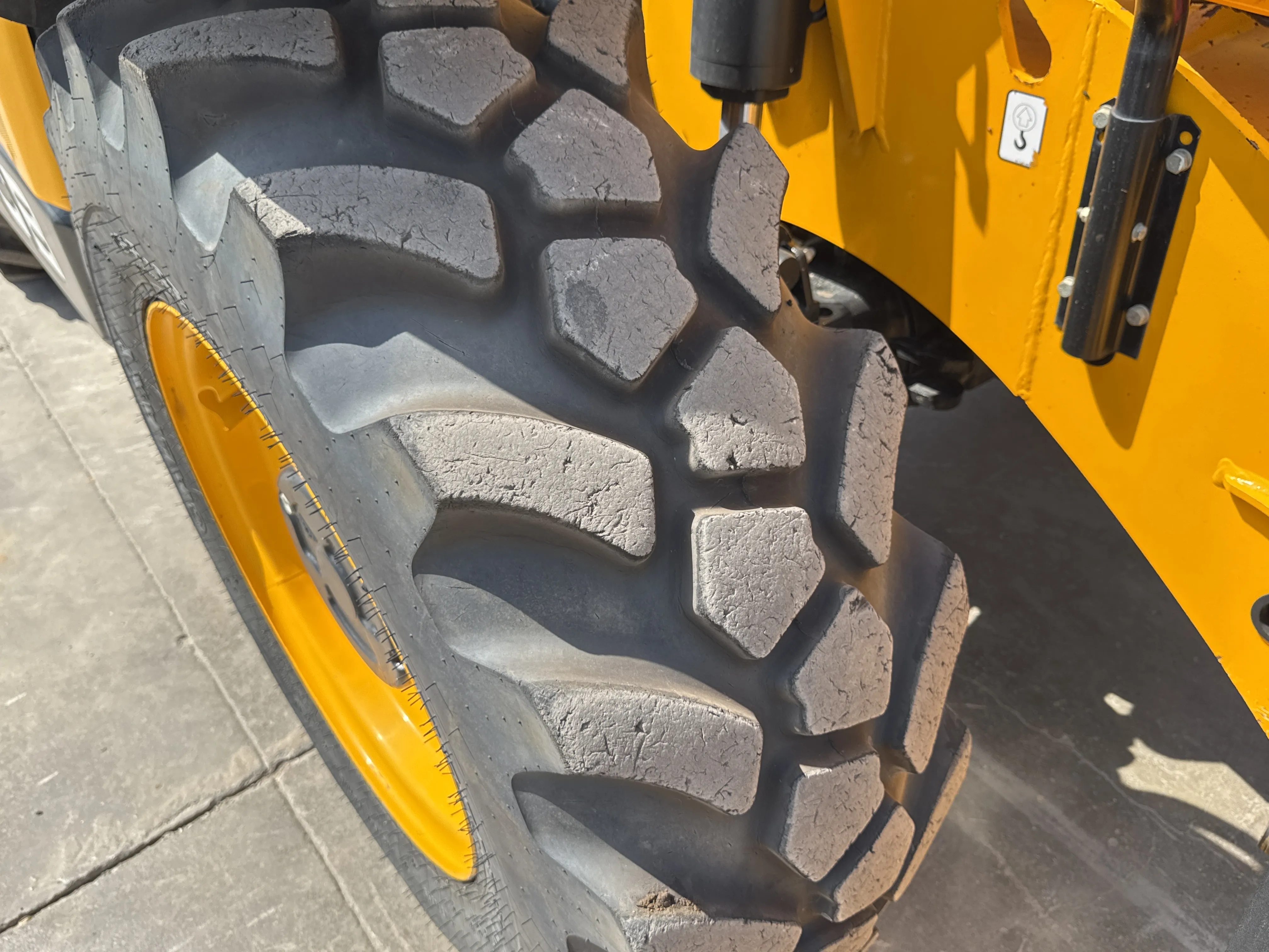 THM-002-JCB-540-170-telehandler-inspection-chassis-right-front-tire-wheel-hub-condition-2
