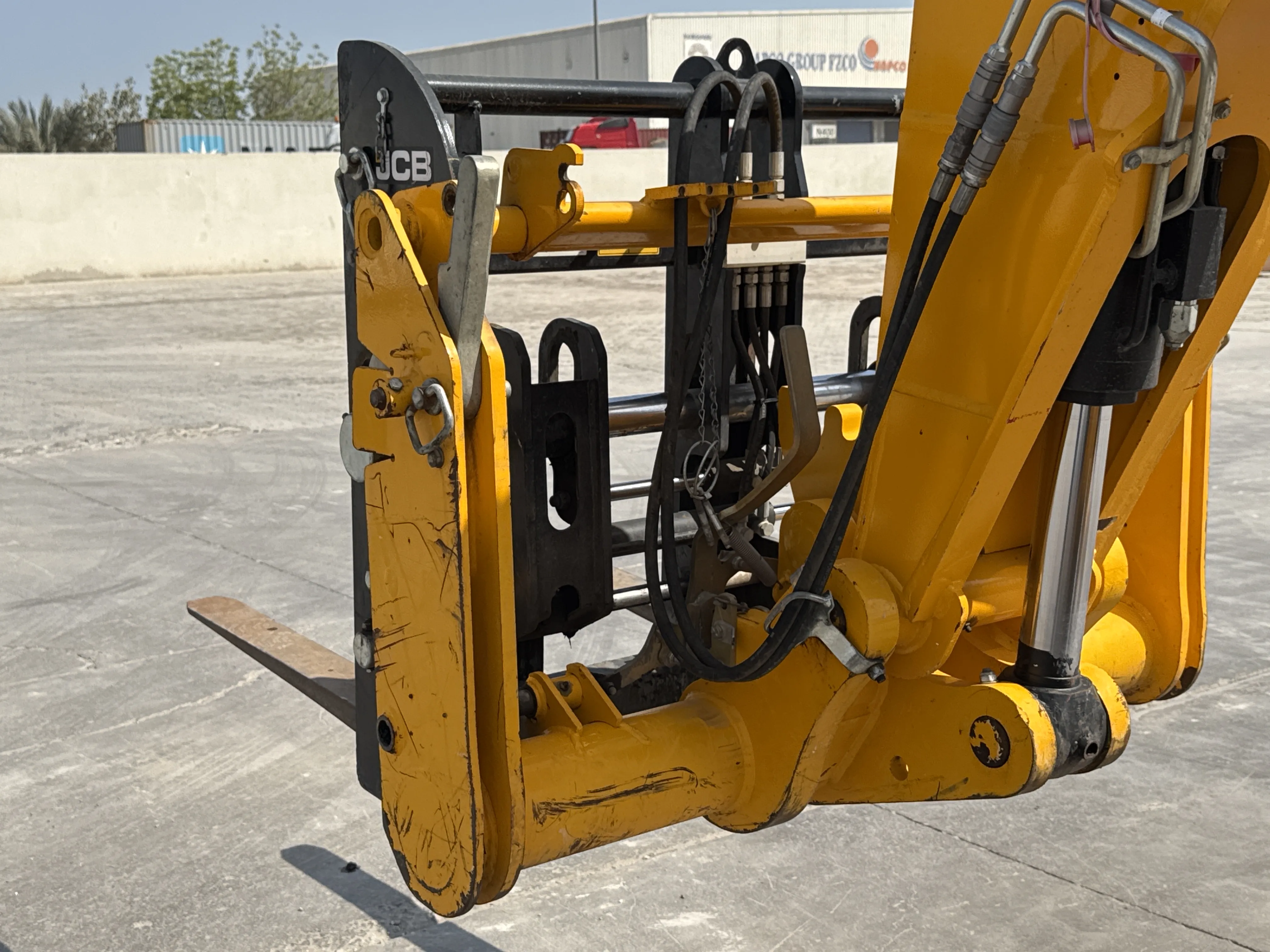 THM-002-JCB-540-170-telehandler-inspection-attachments-lifting-attachment-1