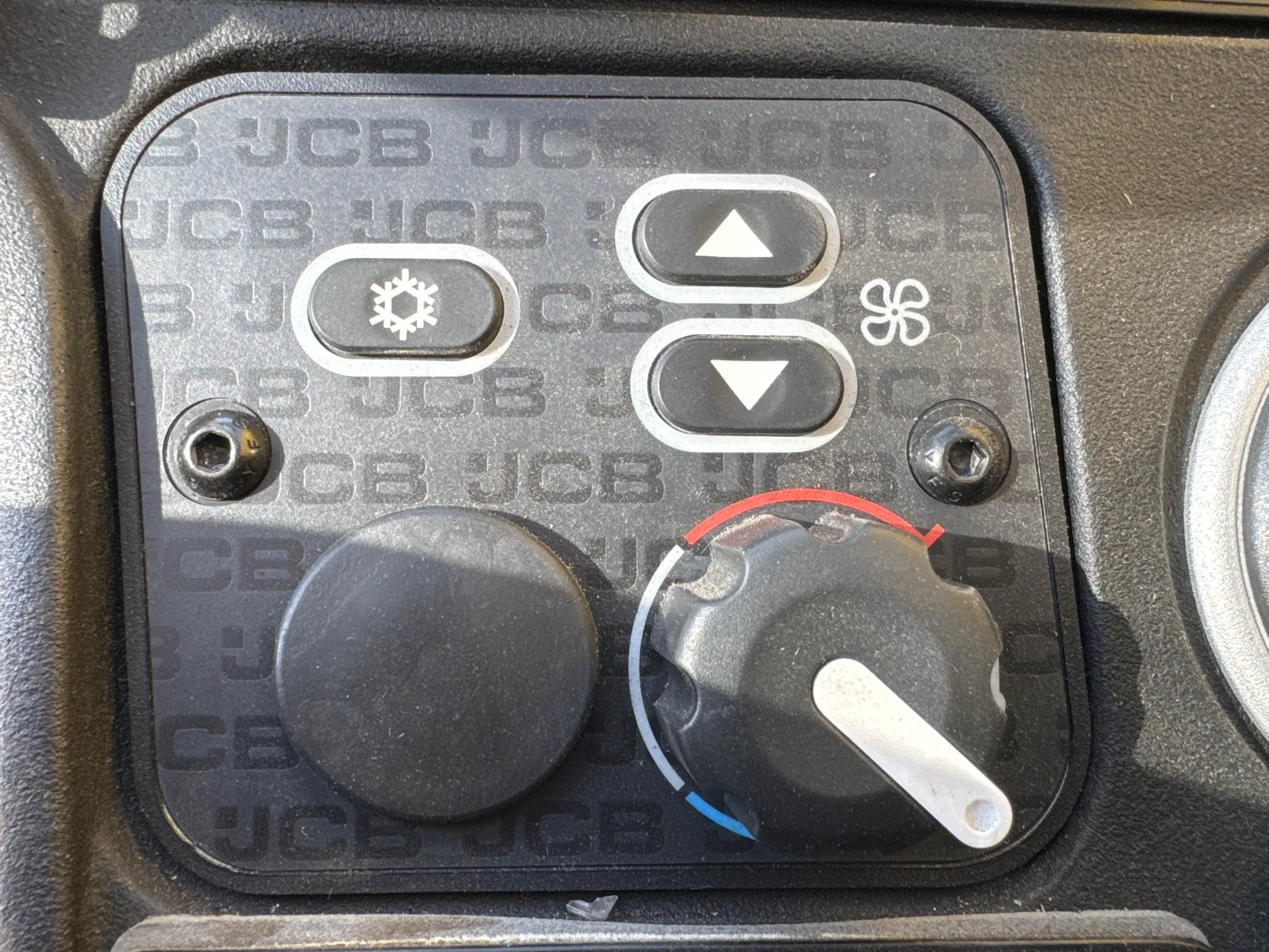 THM-002-JCB-540-170-telehandler-inspection-air-conditioning-AC-control-panel-1