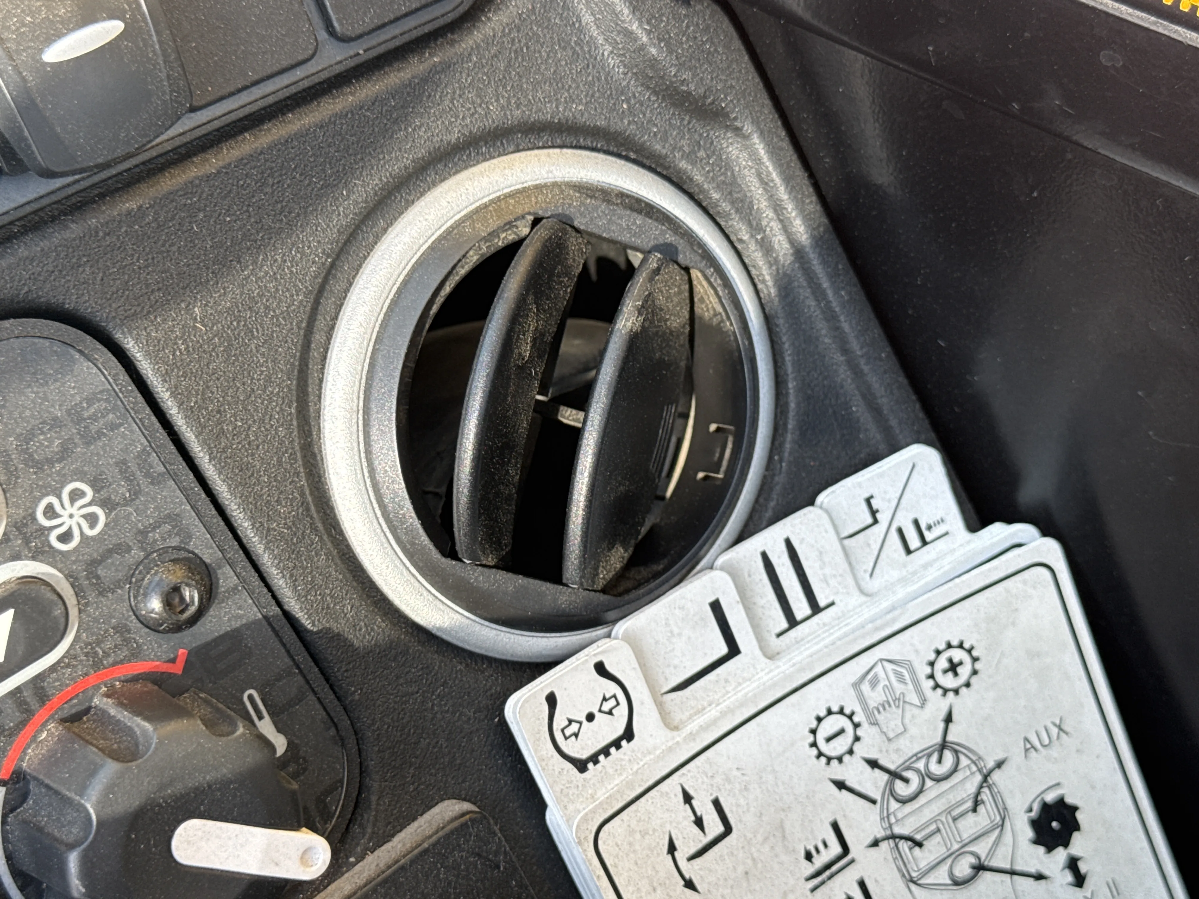 THM-002-JCB-540-170-telehandler-inspection-air-conditioning-vents-and-air-flow-1