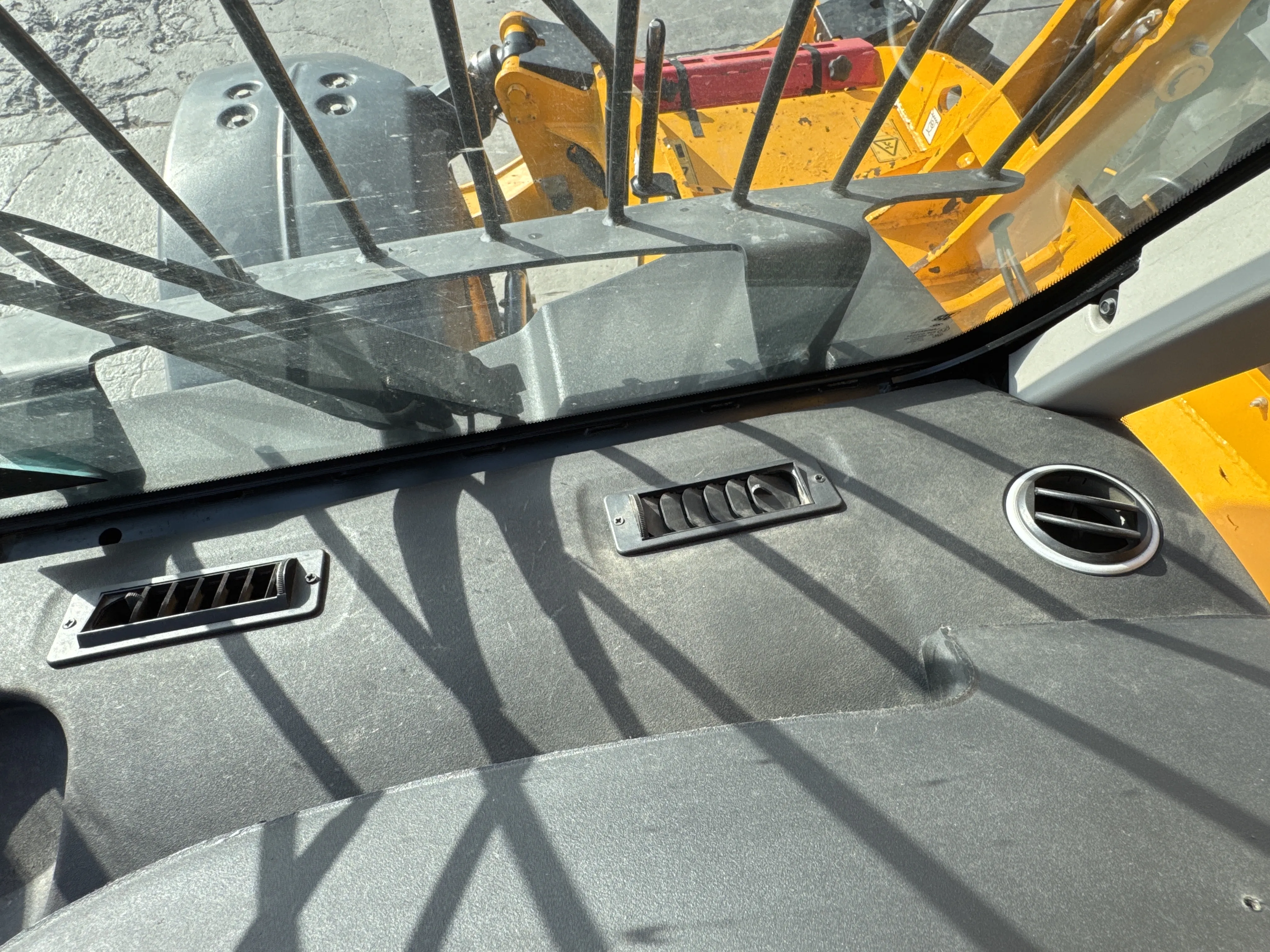 THM-002-JCB-540-170-telehandler-inspection-air-conditioning-vents-and-air-flow-2