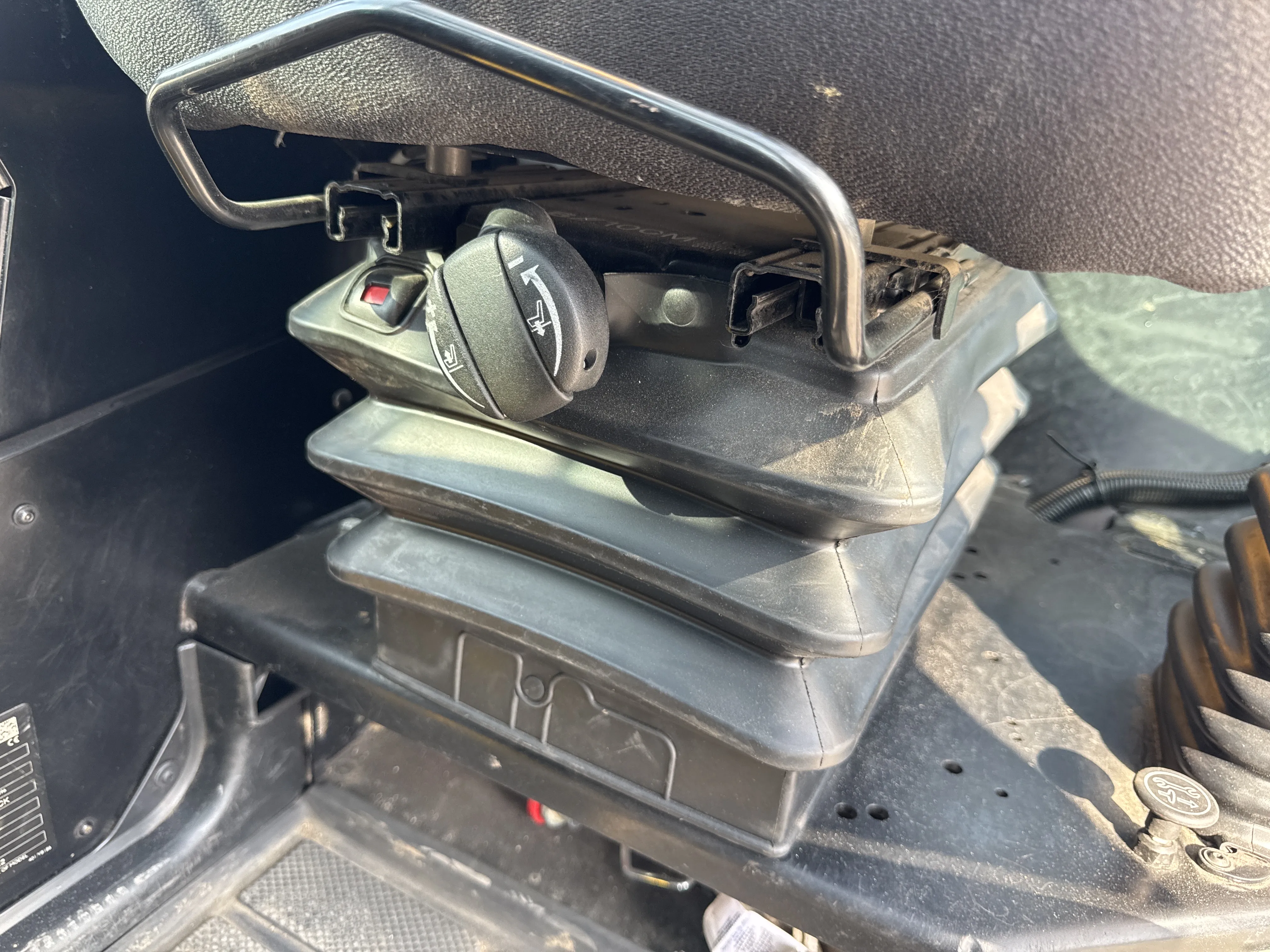 THM-002-JCB-540-170-telehandler-inspection-cabin-seats-armrests-2
