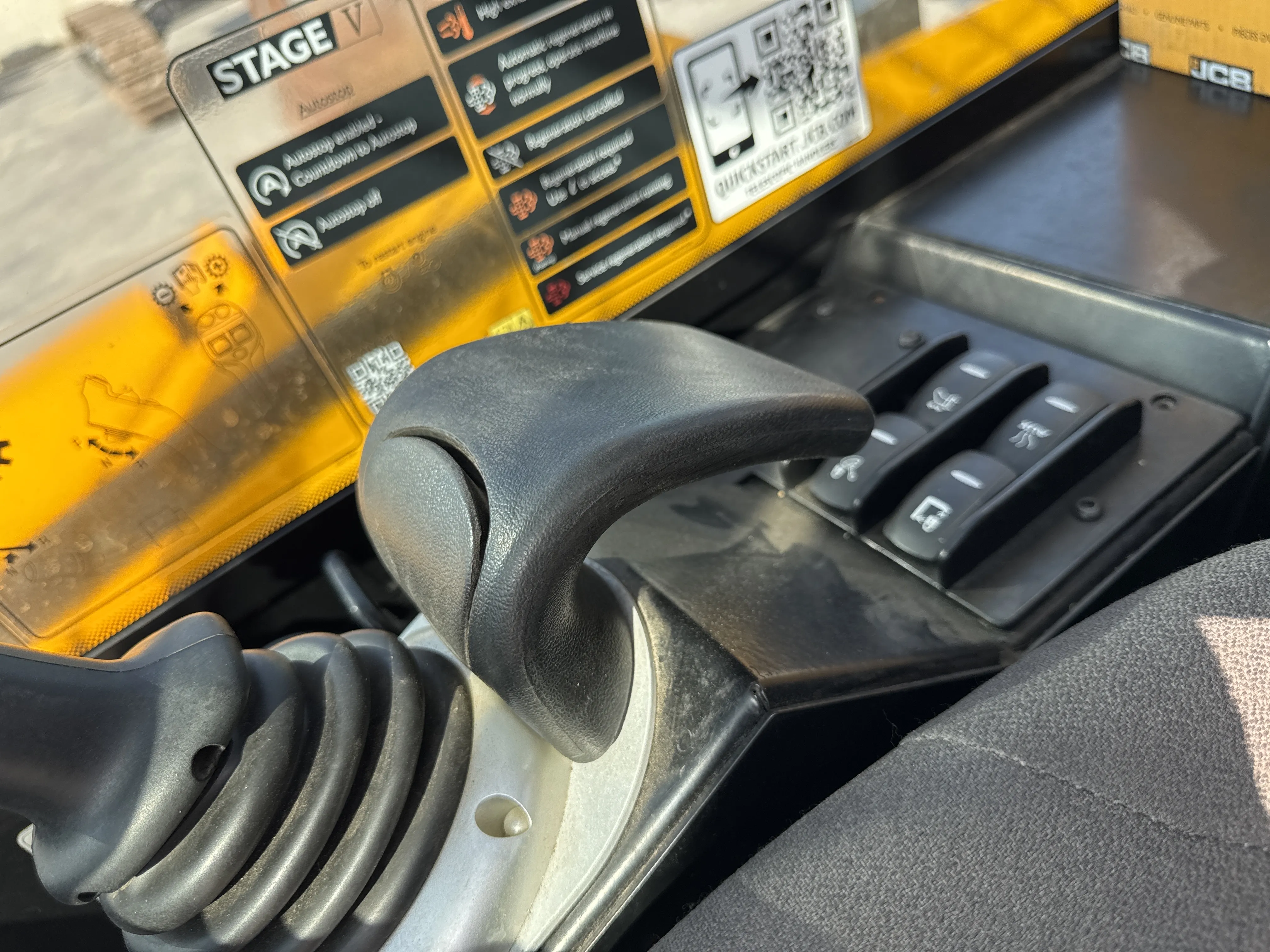 THM-002-JCB-540-170-telehandler-inspection-cabin-seats-armrests-3