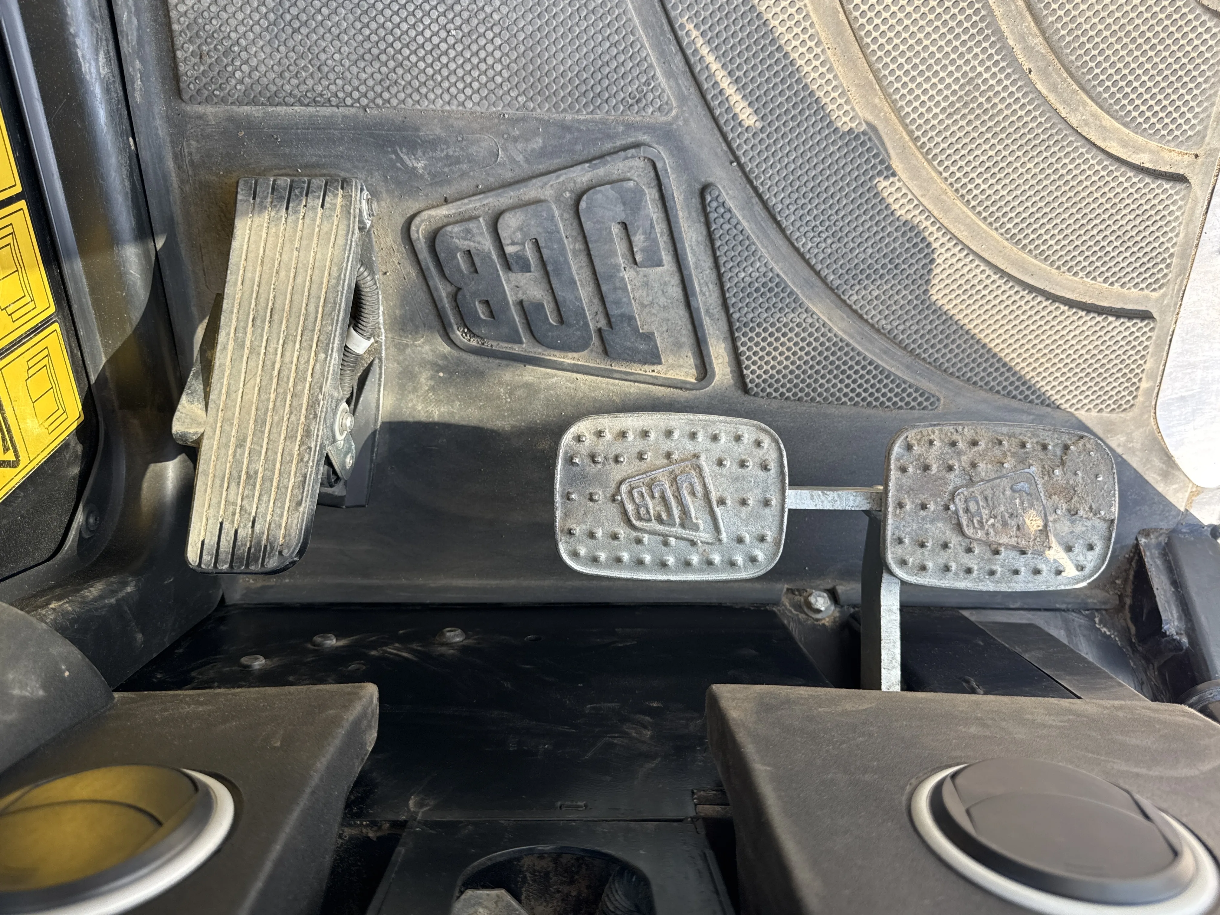 THM-002-JCB-540-170-telehandler-inspection-cabin-pedals-1