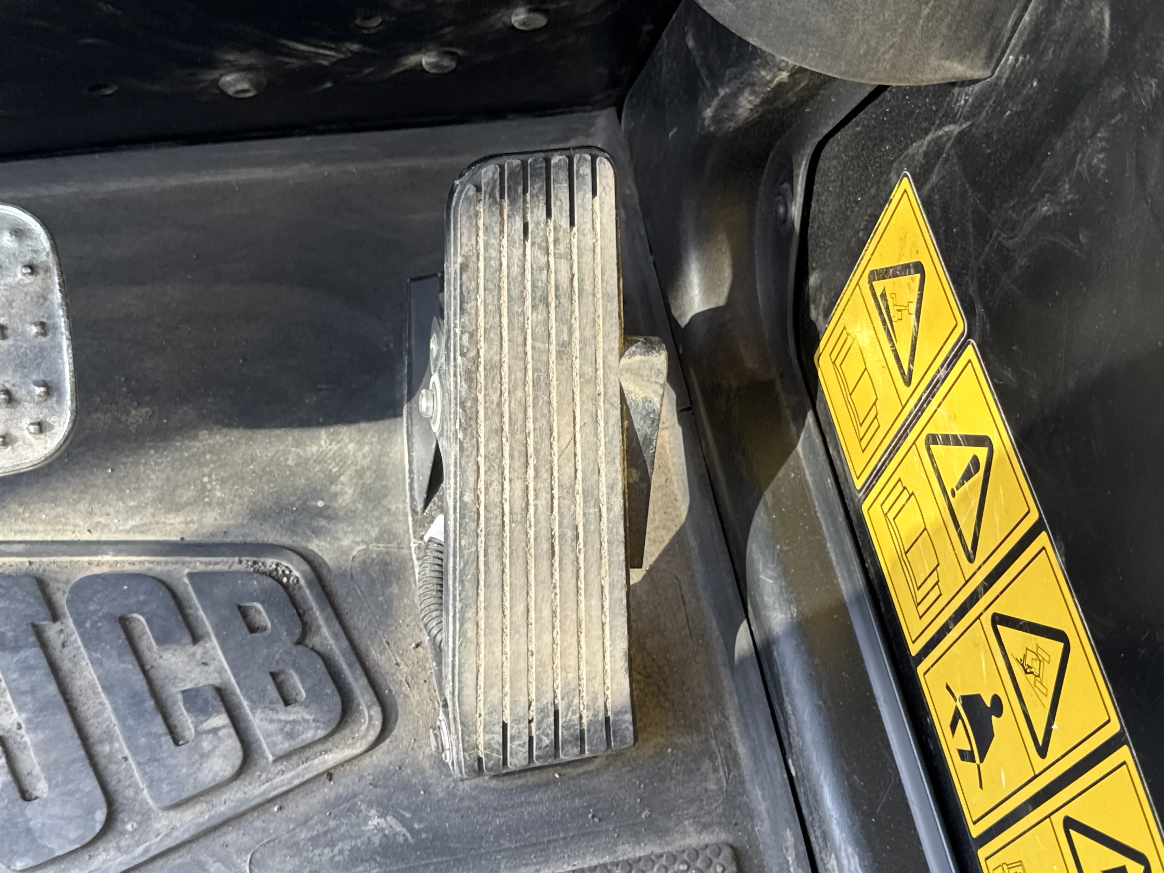 THM-002-JCB-540-170-telehandler-inspection-cabin-pedals-2